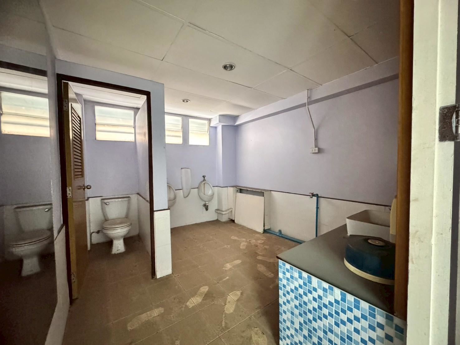 ให้เช่าพื้นที่สำนักงาน ชั้น 1 และชั้นลอย อาคารโล่งสวย ติดถนนรามคำแหง (N.1920)