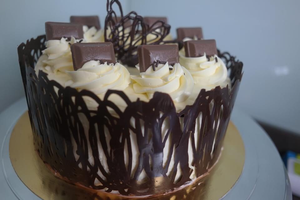 เค้กวันเกิด เค้กชอคโกแลต ตกแต่งด้วยอิตาเลี่ยนบัตเตอร์ครีม และChocolate decoration และชอคโกแลตชิ้นcadbury ขนาด2ปอนด์