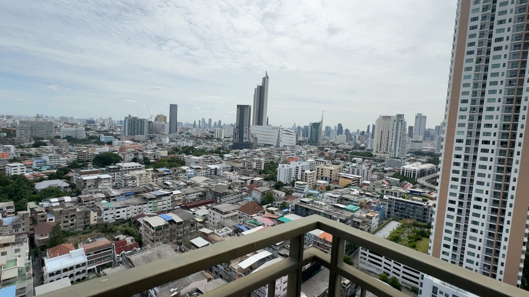 ขาย Hive Sathorn (ไฮฬ์ สาทร คอนโด) ชั้น 23 ขนาดห้อง 70 ตร.ม. บนทำเลติด BTS สถานีกรุงธนบุรี ซึ่งปัจจุบันเป็นจุดเปลี่ยนรถไฟฟ้าสายสีทอง