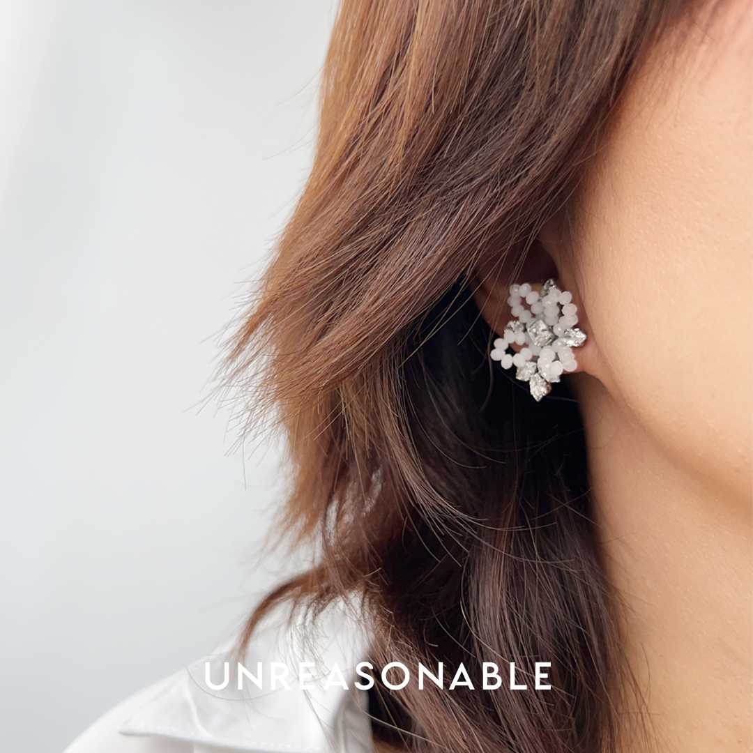 ต่างหู ดอกไม้ สีขาว ต่างหูคลิป ต่างหูก้านเงินแท้ น้ำหนักเบา สวยใส่สบาย UA0810-01 Unreasonable Accessories