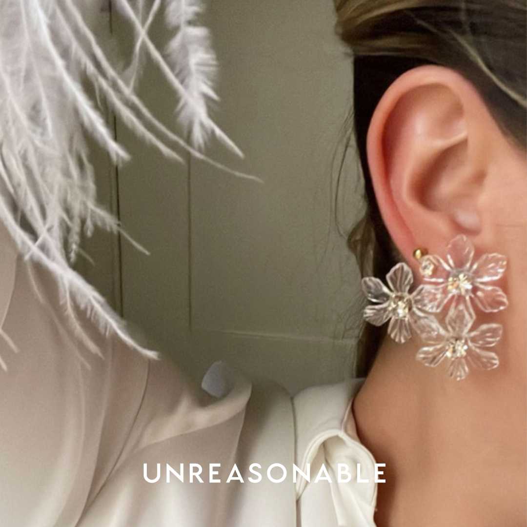 ต่างหูดอกไม้ Acrylic ต่างหูคลิป ต่างหูก้านเงินแท้ น้ำหนักเบา สวยใส่สบาย UA0637-01 Unreasonable Accessories