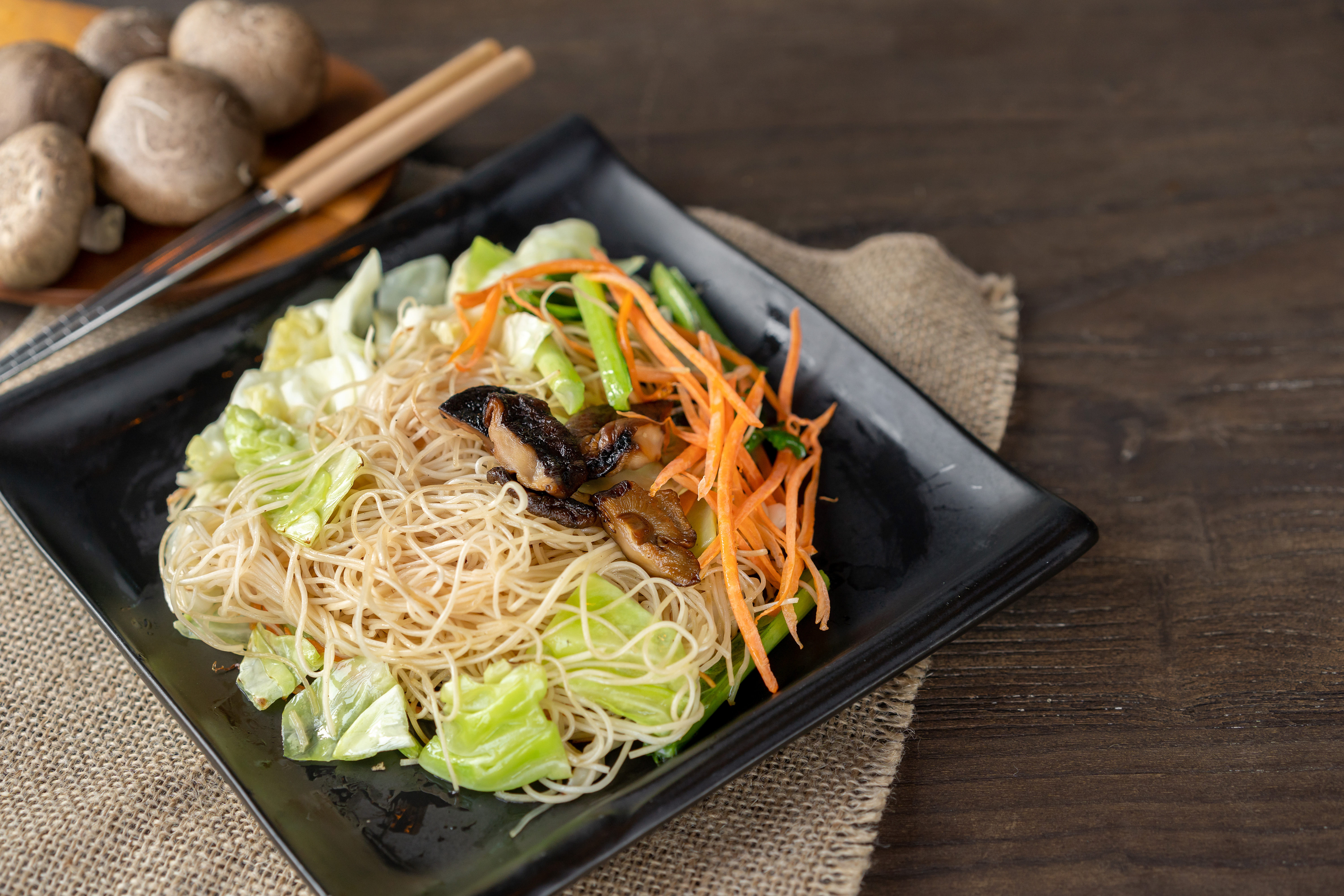 อาหารเจ ผัดหมี่ซั่วเจ เมนูยอดนิยมประจำร้านโซวีแกนสาขาปทุมธานี คลองหลวง