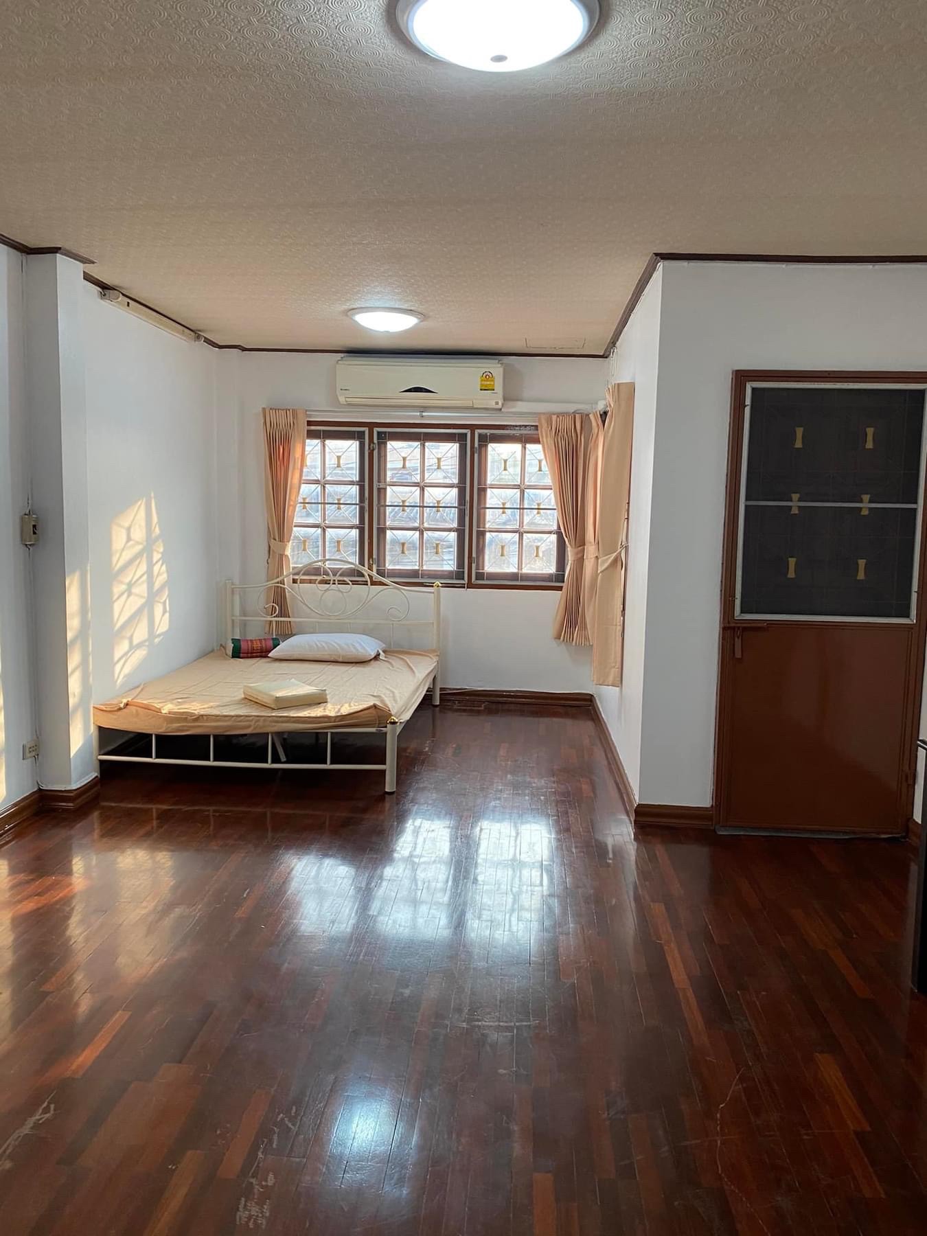 ให้เช่าทาวน์โฮม 3 ชั้น ห่างจาก MRT ลาดพร้าวเพียง 150 เมตร (N.1335)