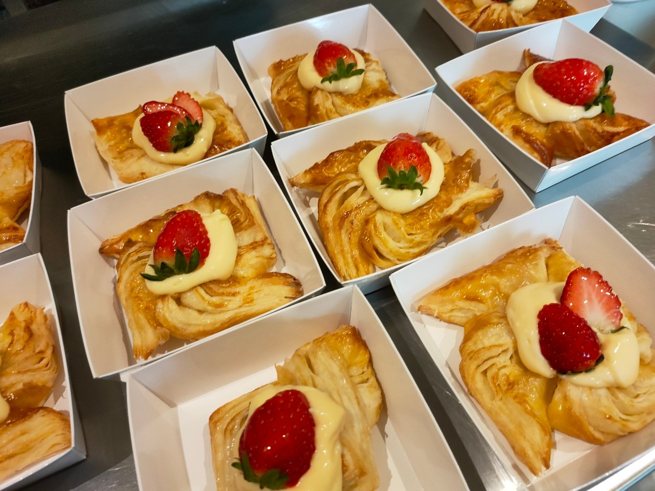 เดนิชสตอเบอร์รี่สด ไส้เพสทรี่ครีมวนิลา หอมอร่อย