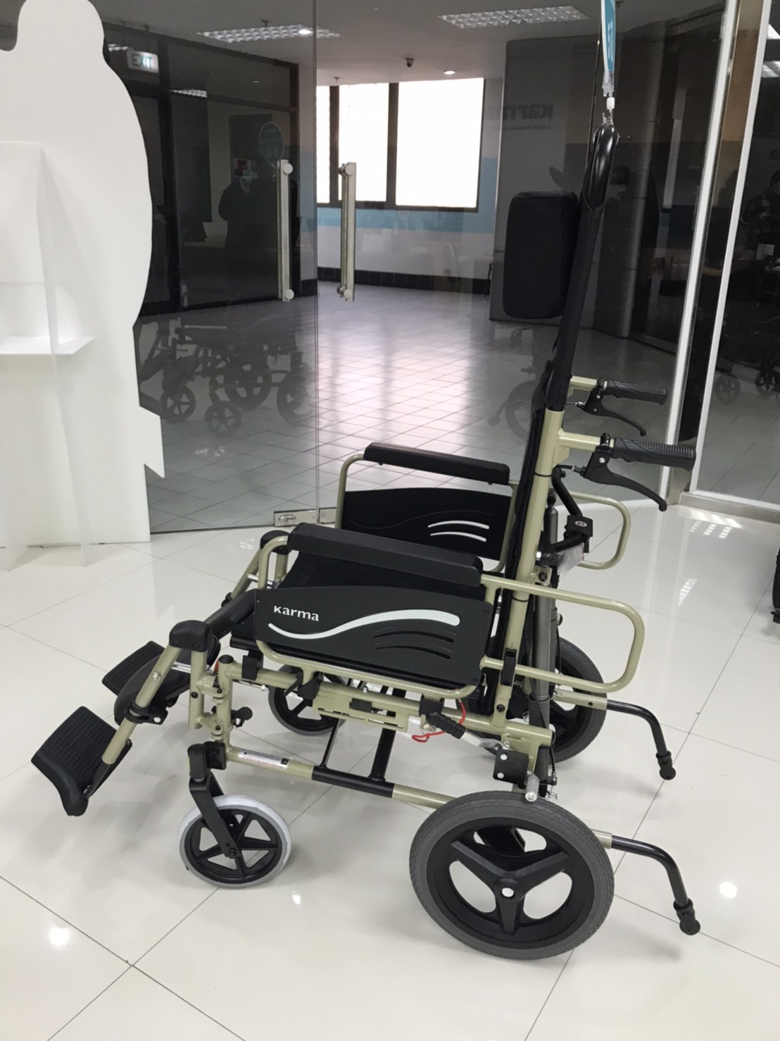 รถเข็นปรับเอนนอนได้ อลูมินัมอัลลอยด์คาร์ม่า รุ่น KM5000 (WheelChair KARMA KM-5000) ปรับเอนได้ ถอดชิ้นส่วนได้ ช่วยให้ผู้ดูแล สะดวกสบายในการดูแลผู้ป่วยมากยิ่งขึ้น