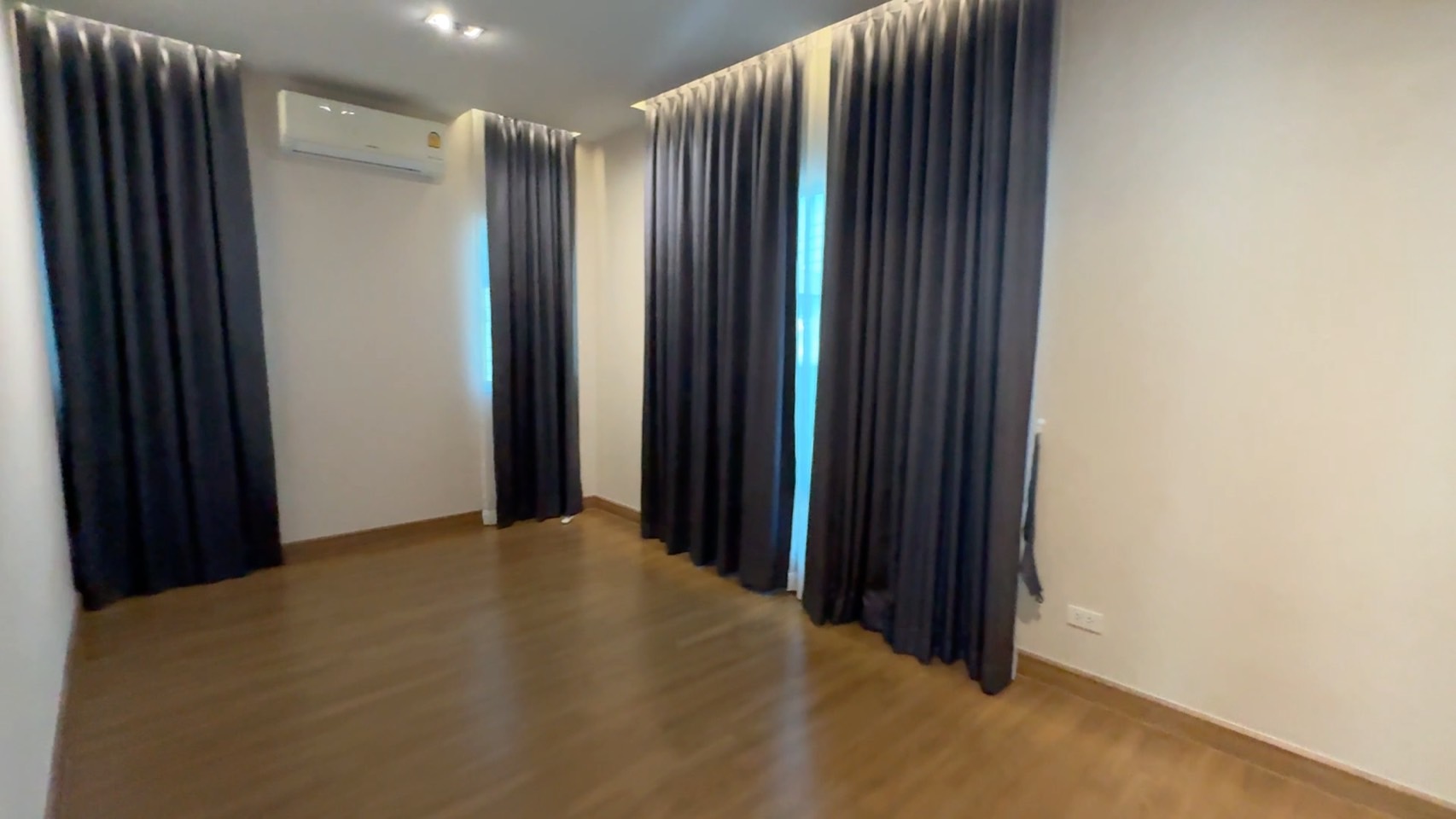 ขาย บ้านเดี่ยว 2 ชั้น พื้นที่ 55.8 ตร.ว. Centro bangna Wongwaen (หมู่บ้านเซนโทร บางนา-วงแหวน) ทำเลศักยภาพ: ตั้งอยู่ในซอยเฉลิมพระเกียรติ 30 เชื่อมต่อถนนศรีนครินทร์ บางนา และวงแหวนกาญจนาฯ ใกล้ทางด่วนบูรพาวิถี สะดวกในการเดินทางทั้งเข้าเมืองและออกนอกเมือง