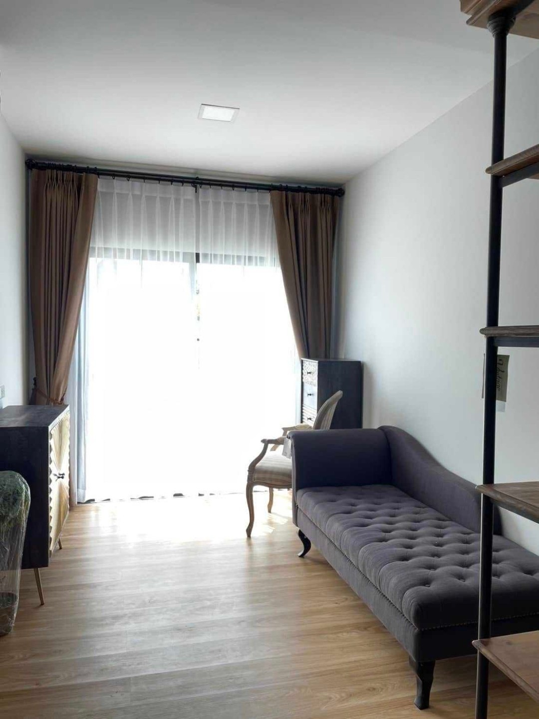 ให้เช่า ทาวน์โฮม 2 ชั้น 2 ห้องนอน สิริ เพลส เมกาบางนา ชั้นบนพร้อมห้องน้ำในตัวทั้ง 2 ห้อง 1 ห้องอเนกประสงค์ชั้นล่าง ตกแต่งเป็นห้องทำงาน และห้องน้ำ 1 ห้องชั้นล่าง ต่อเติมห้องครัว 1 ห้องด้านหลัง ที่จอดรถยนต์ 1-2 คัน พื้นที่บ้าน 16 ตารางวา 100 ตารางเมตร