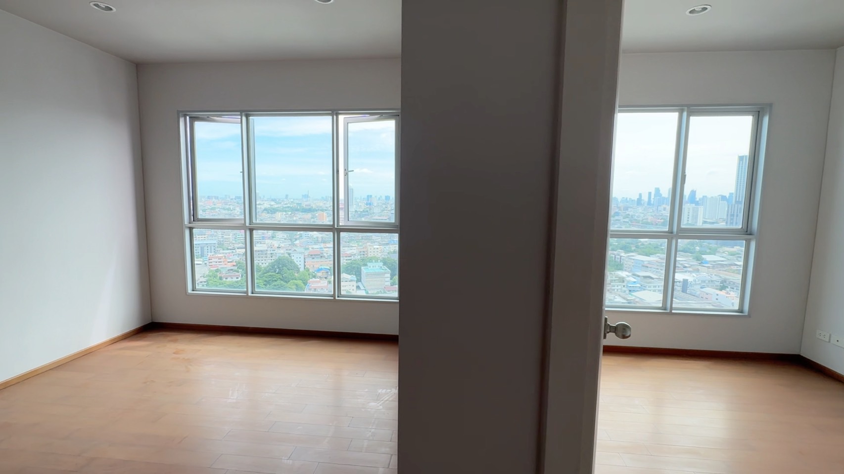 ขาย Hive Sathorn (ไฮฬ์ สาทร คอนโด) ชั้น 23 ขนาดห้อง 70 ตร.ม. บนทำเลติด BTS สถานีกรุงธนบุรี ซึ่งปัจจุบันเป็นจุดเปลี่ยนรถไฟฟ้าสายสีทอง