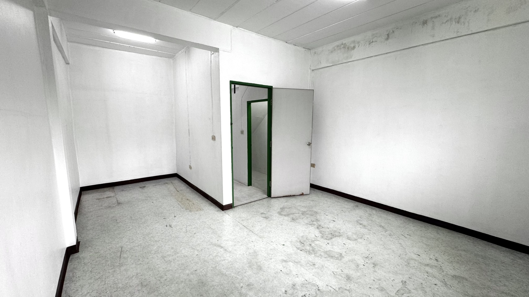 ขายอาคารพาณิชย์ 2.5 ชั้น หมู่บ้านบัวทองธานีพาร์ค บางบัวทอง 2ห้องนอน 2 ห้องน้ำ 20 ตารางวา นนทบุรีทำเลบางบัวทอง ราคา : 1,700,000 บาท