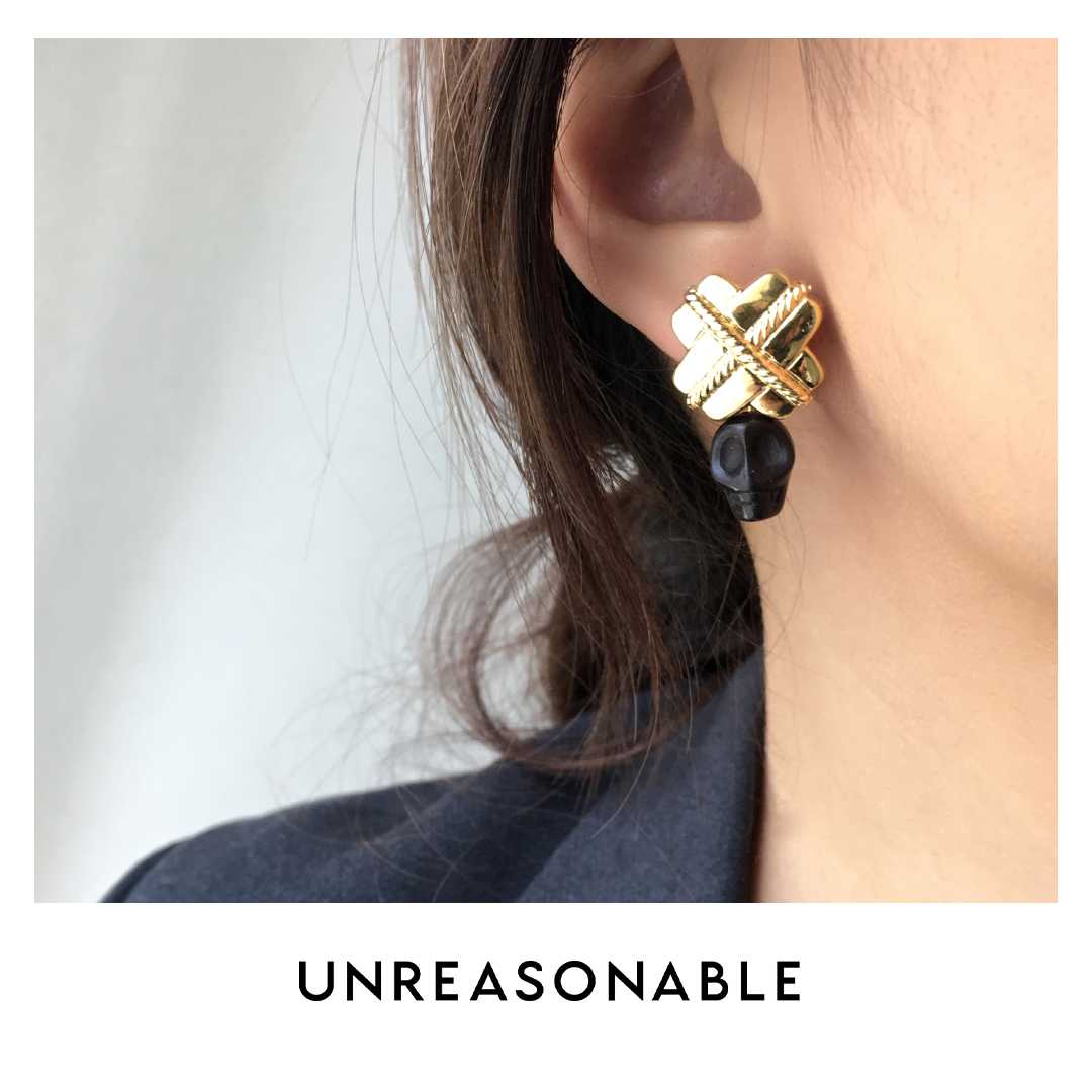 ต่างหูกะโหลก สีดำ ต่างหูคลิป ต่างหูก้านเงินแท้ น้ำหนักเบา สวยใส่สบาย UA0753-01 Unreasonable Accessories