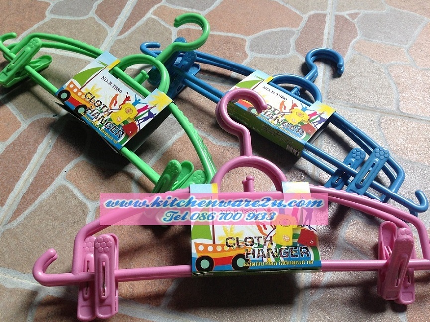 P07753 ไม้แขวนเสื้อพร้อมหนีบกระโปรงแพค 2 สีหวาน ดีไซน์ญี่ปุ่น ราคาส่งต่อ 2 โหล: 24 แพค: 380 บาท