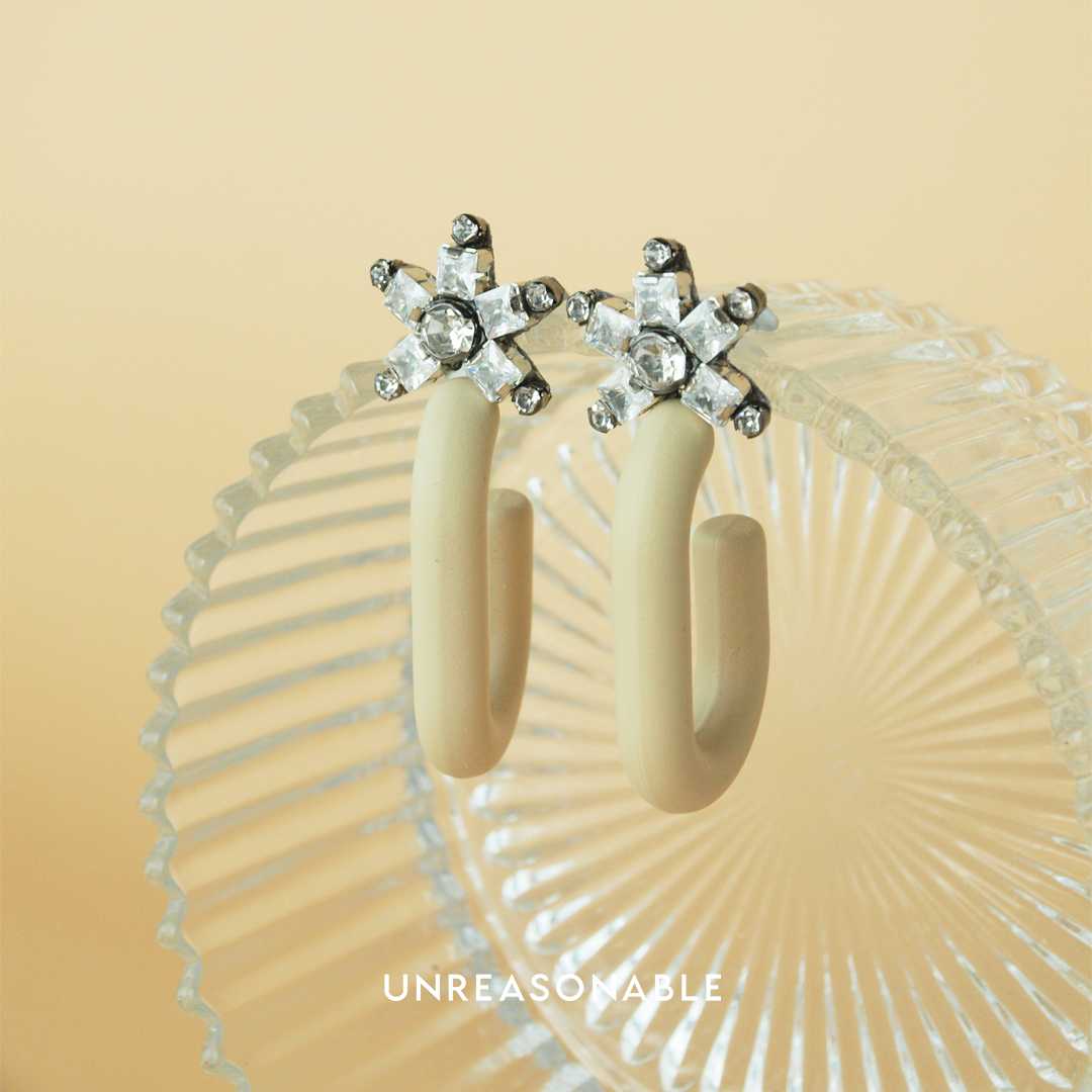 ต่างหู สีเบจ ต่างหูคลิป ต่างหูก้านเงินแท้ น้ำหนักเบา UA0830-03 Unreasonable Accessories