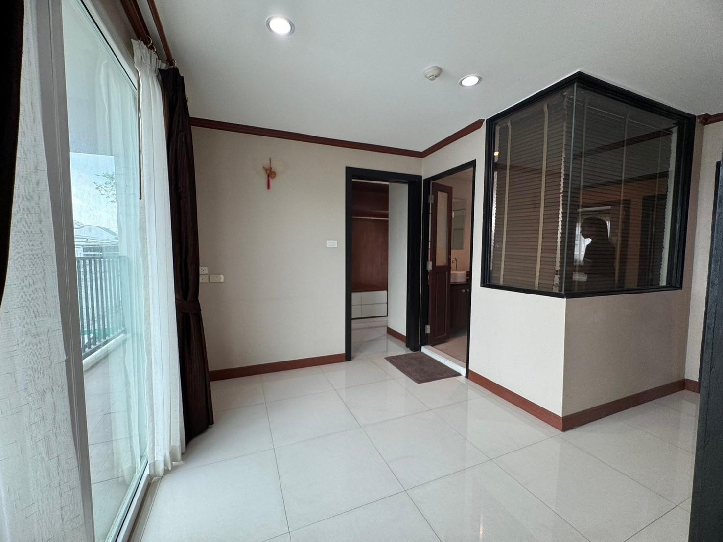 ให้เช่าอาคารพาณิชย์ 5 ชั้น ซอยเอกมัย 12 พร้อมลิฟท์ ใกล้บิ๊กซี เอกมัย (N.1396)