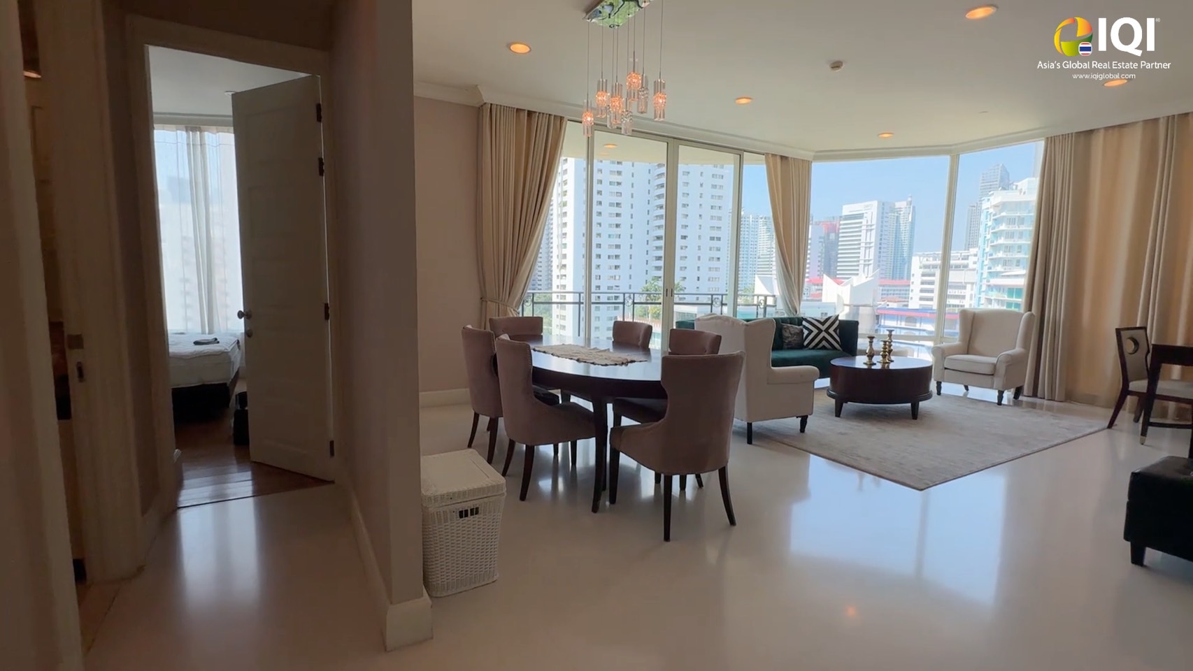 ขายด่วน! Condo Royce Private Residences คอนโดหรูใจกลางสุขุมวิท ใกล้ BTS และ MRT อโศก เพียง 950 เมตร Royce Private Residences สุขุมวิท 31 พื้นที่กว้างขวาง 176 ตร.ม. เทียบเท่าบ้านเดี่ยว บนทำเลกลาางเมือง เหมาะสำหรับครอบครัวที่ต้องการพื้นที่ใช้สอยกว้างขวาง 3