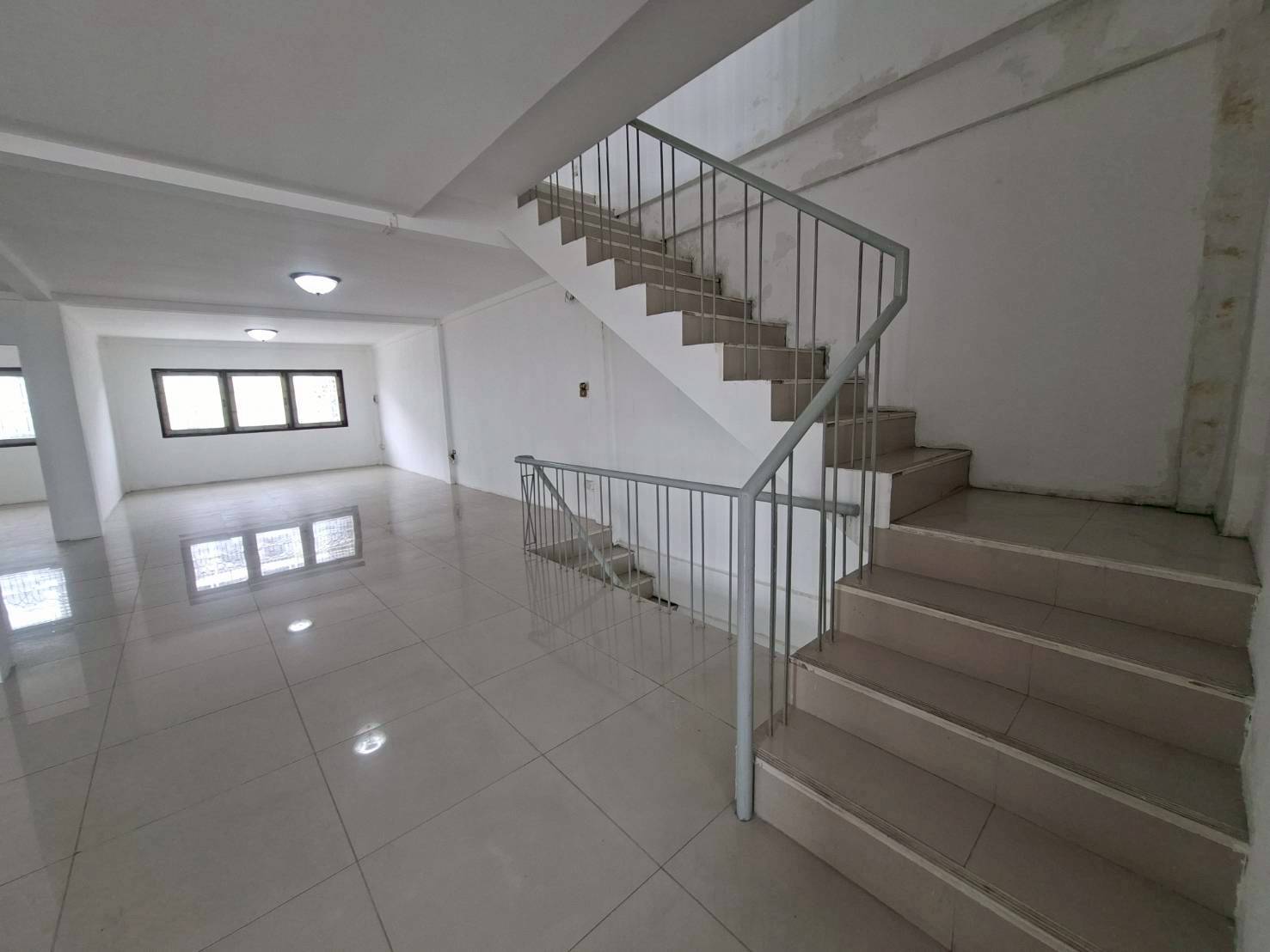 ให้เช่าอาคารพาณิชย์ 2 คูหา 3 ชั้น+ดาดฟ้า ติด ถนนเฉลิมพระเกียรติ ใกล้โรงพยาบาลสินแพทย์ (N.1855)