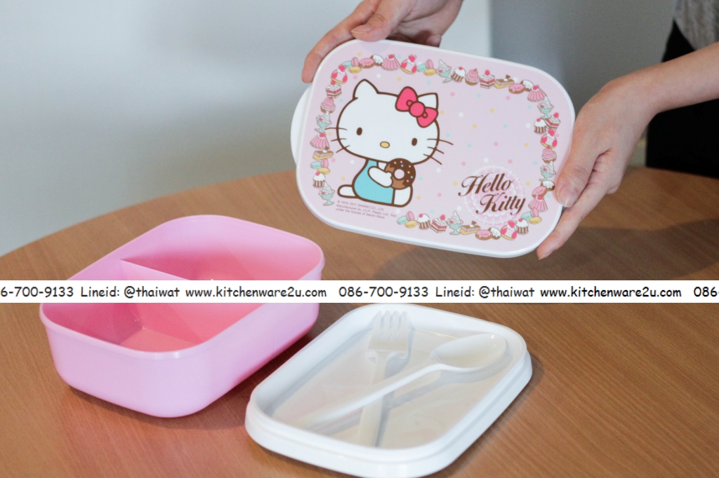 P10454 กล่องข้าวแบ่ง 2 ช่อง+ช้อน ล๊อคได้ ลายคิตตี้ (14*21*7 cm) เกรดเอ สีสวย ลิขสิทธิ์ถูกต้อง No.9188 (ราคาส่งต่อ 12 ชุด:65 บ/ชุด)