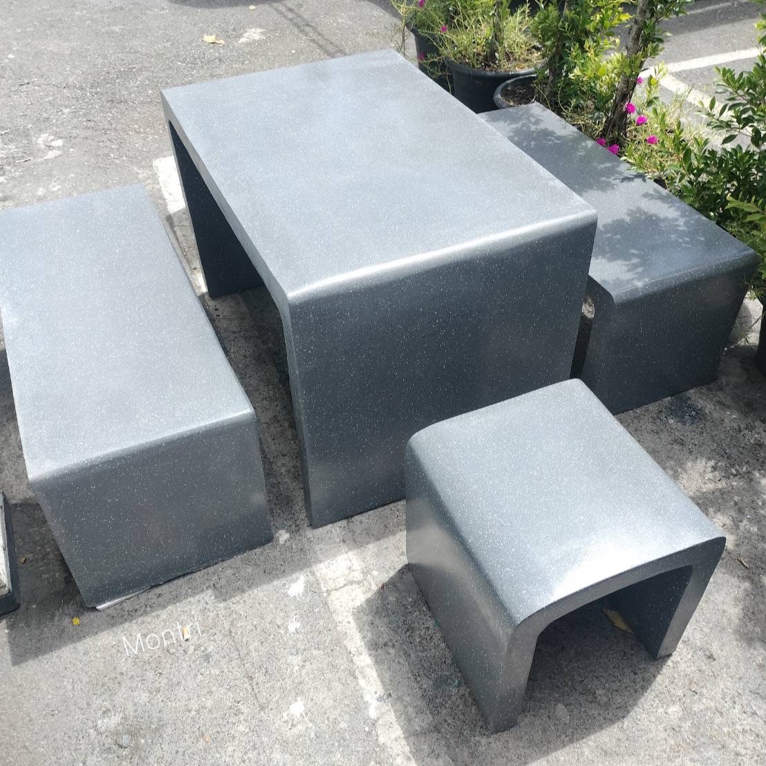 โต๊ะสนาม โต๊ะสนามกลางแจ้ง ชุดโต๊ะสนาม ชุดโต๊ะปูนซีเมนตร์ รุ่น Loft มีความแข็งแรงใช้งานได้ในระยะยาว