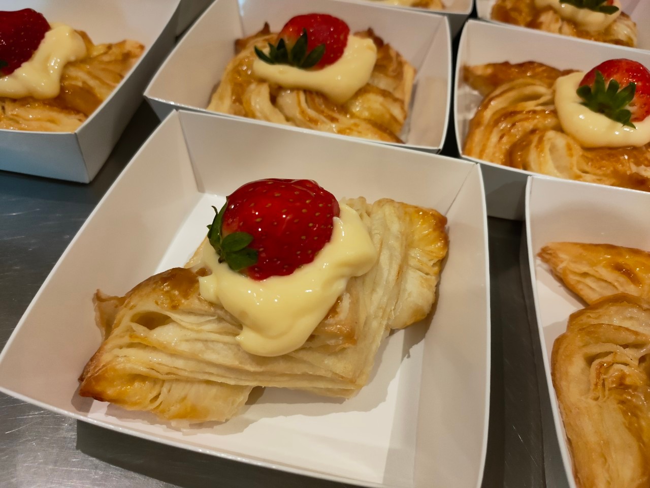 เดนิชสตอเบอร์รี่สด ไส้เพสทรี่ครีมวนิลา หอมอร่อย