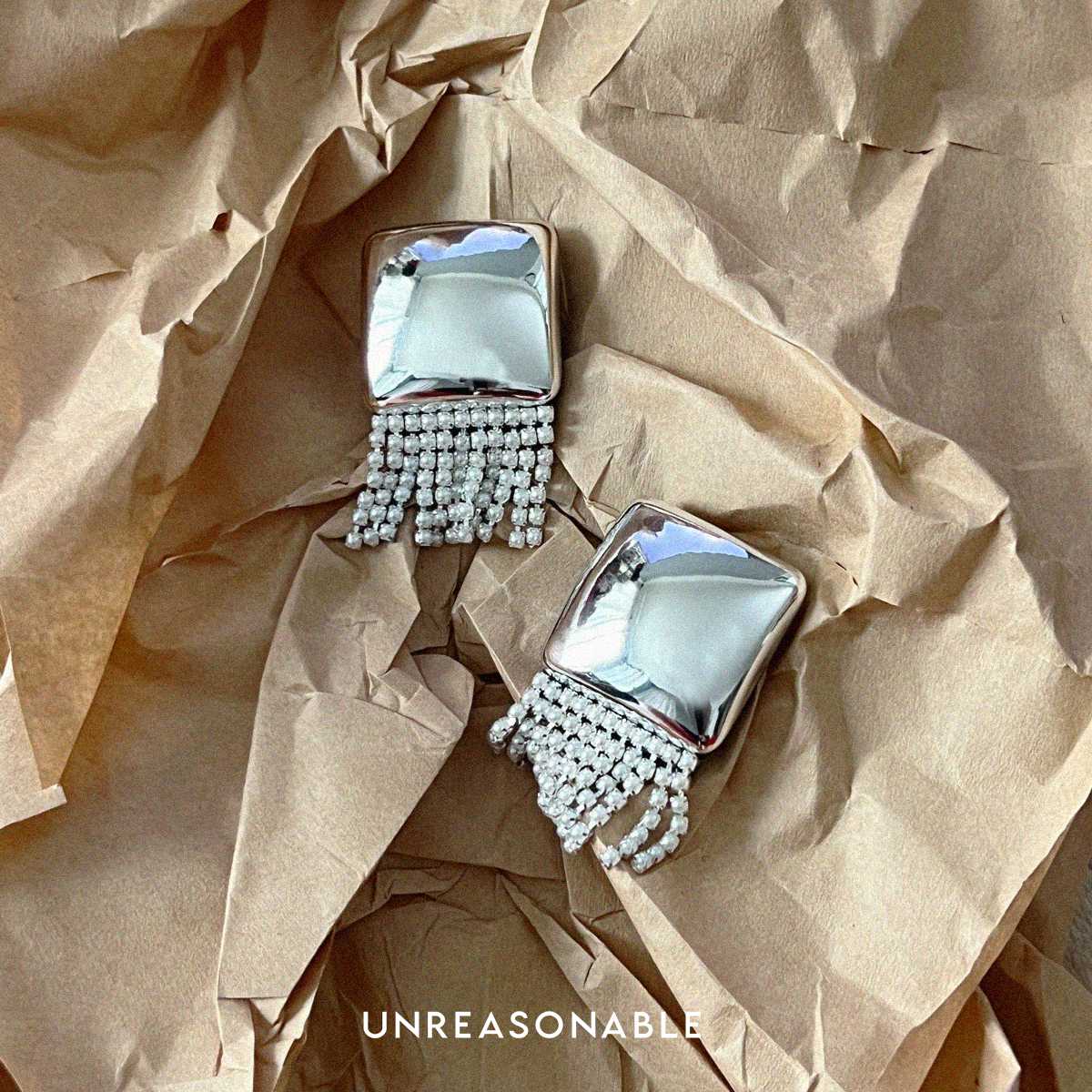 ต่างหูสีเงินแต่งด้วย Pearl Chain ต่างหูคลิป ต่างหูก้านเงินแท้ UA0969-02 Unreasonable Accessories