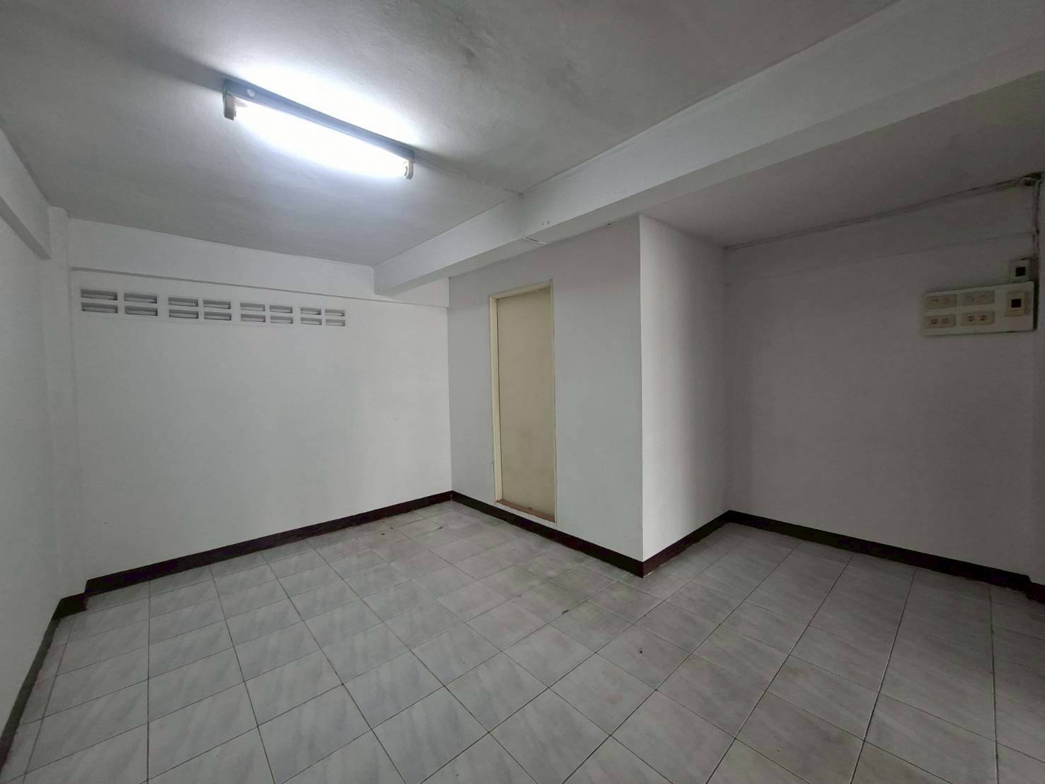 พื้นที่ให้เช่า ติดถนนเฉลิมพระเกียรติ ใกล้ซีคอนสแควร์ ศรีนครินทร์ (N.1856)