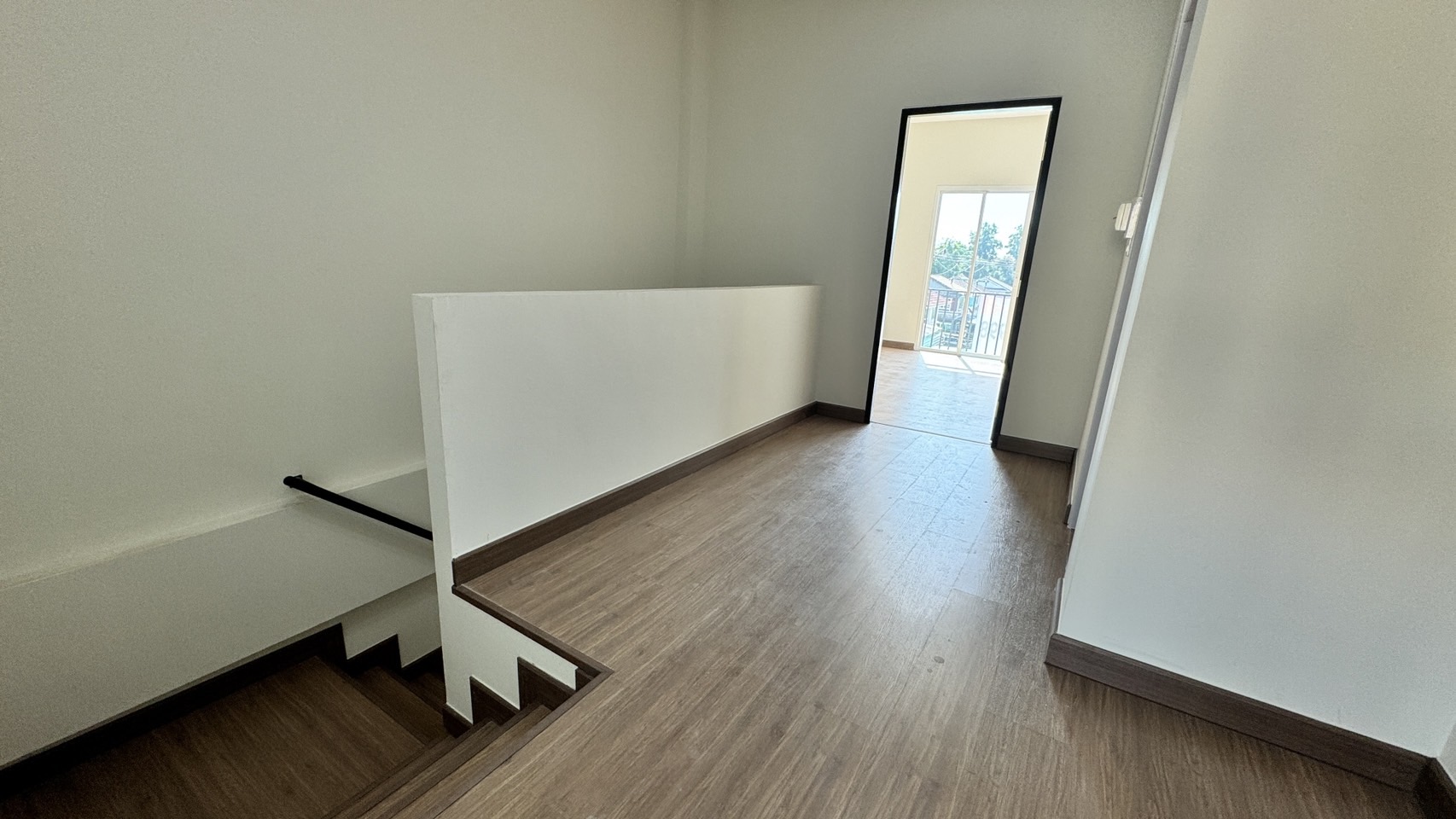 ให้เช่า/ขายอาคารพาณิชย์ตึกใหม่ (ไม่เคยอยู่) 3 ชั้น สไตล์ทาวน์โฮม ลำลูกกาคลอง 4 รังสิต ปทุมธานี ตัวอาคารเย็นสบาย - ขนาด 22.3 ตร.วา กว้าง 4 เมตร ลึก 18 เมตร - 4 ห้องนอน 3 ห้องน้ำ