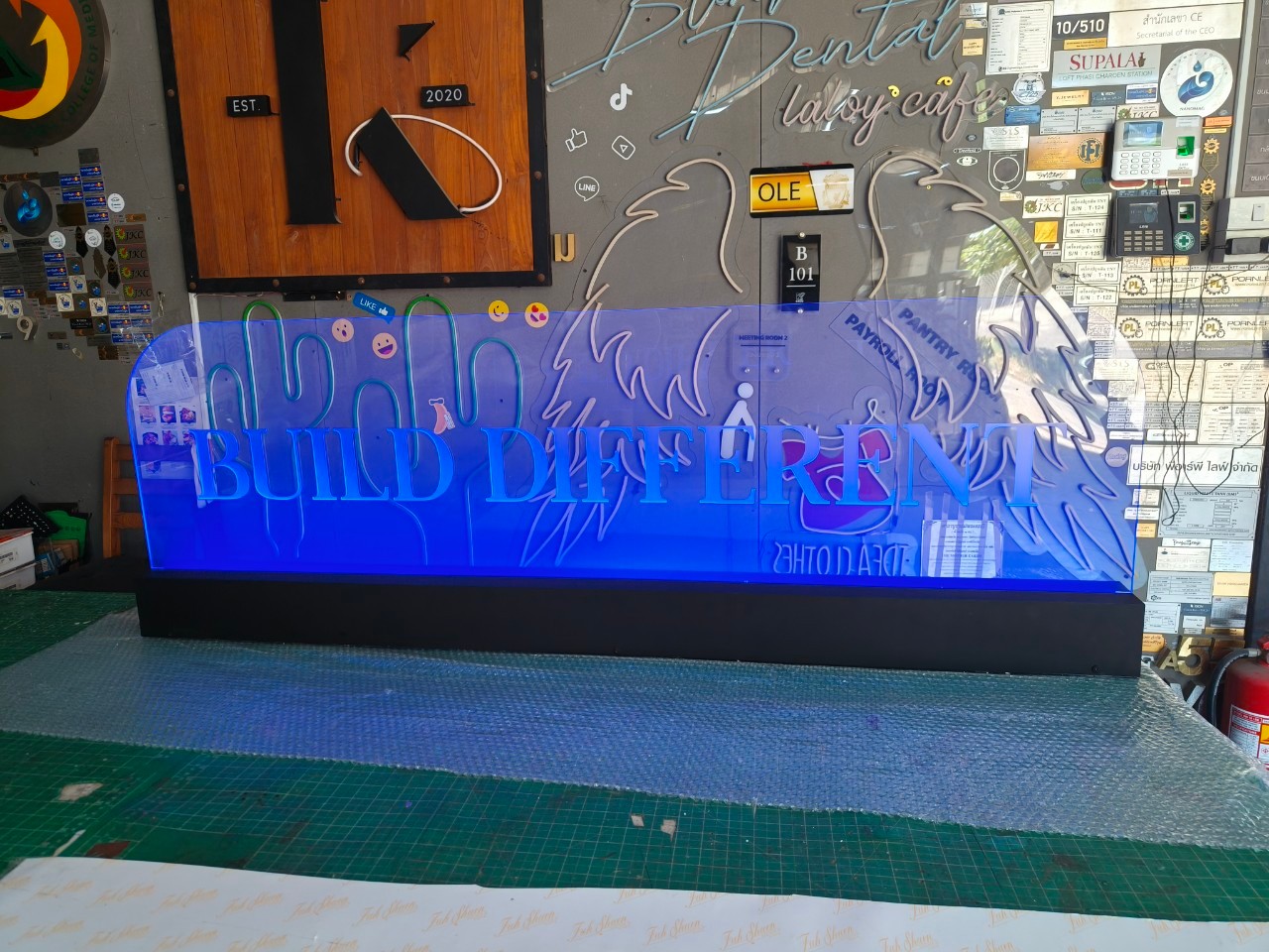 ป้ายอะคริลิค ฐานรางไฟ BUILD DIFFEREND