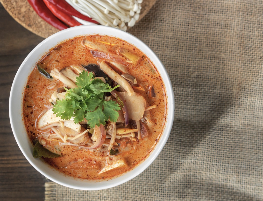 ต้มยำเห็ดรวมเจ ใส่ในชามสีขาว ของร้านโซวีแกน