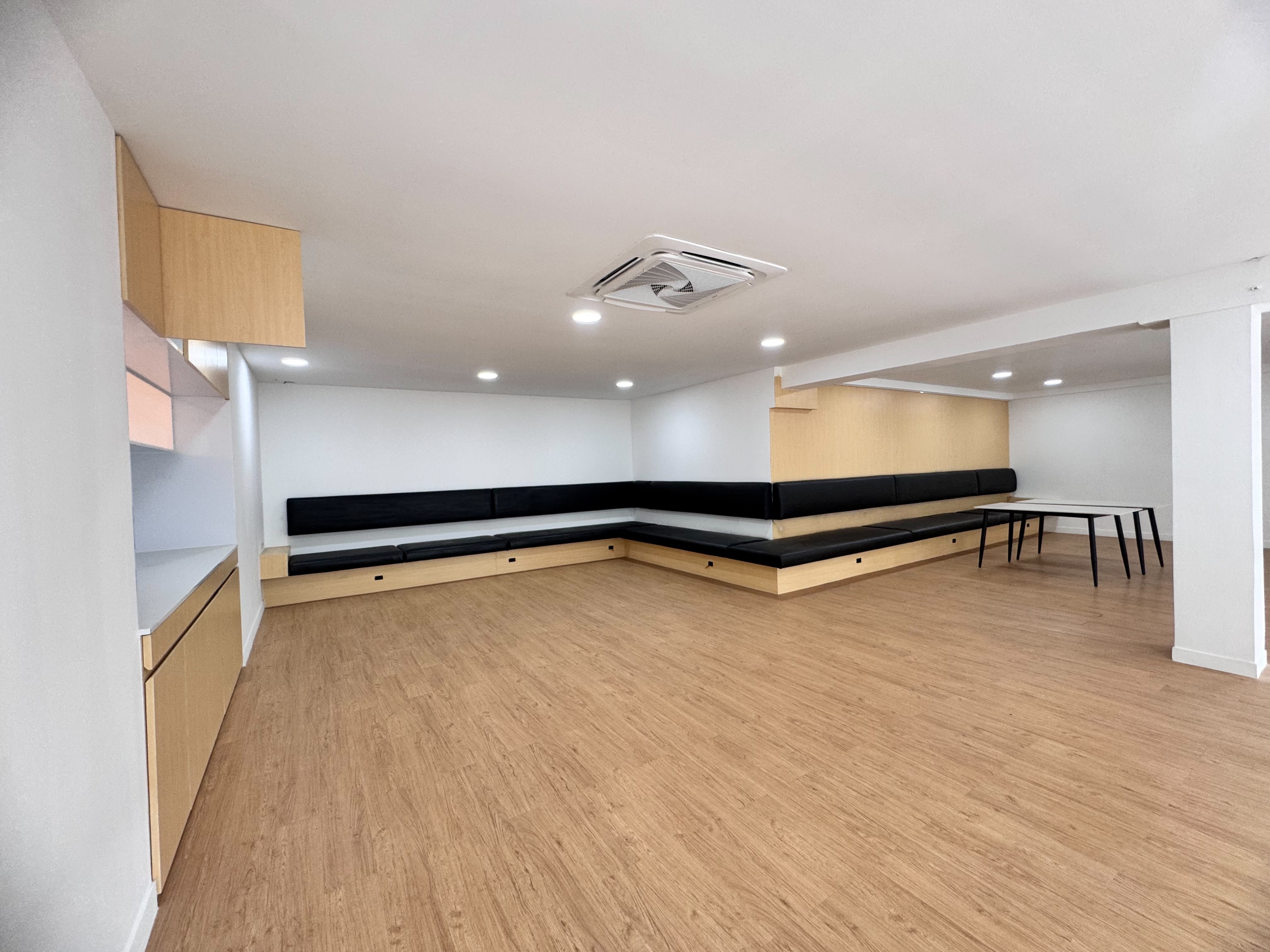 ให้เช่าพื้นที่ ชั้น 1 และชั้นลอย ทำเลเอกมัย ใกล้ BTS เอกมัย (N.1222)