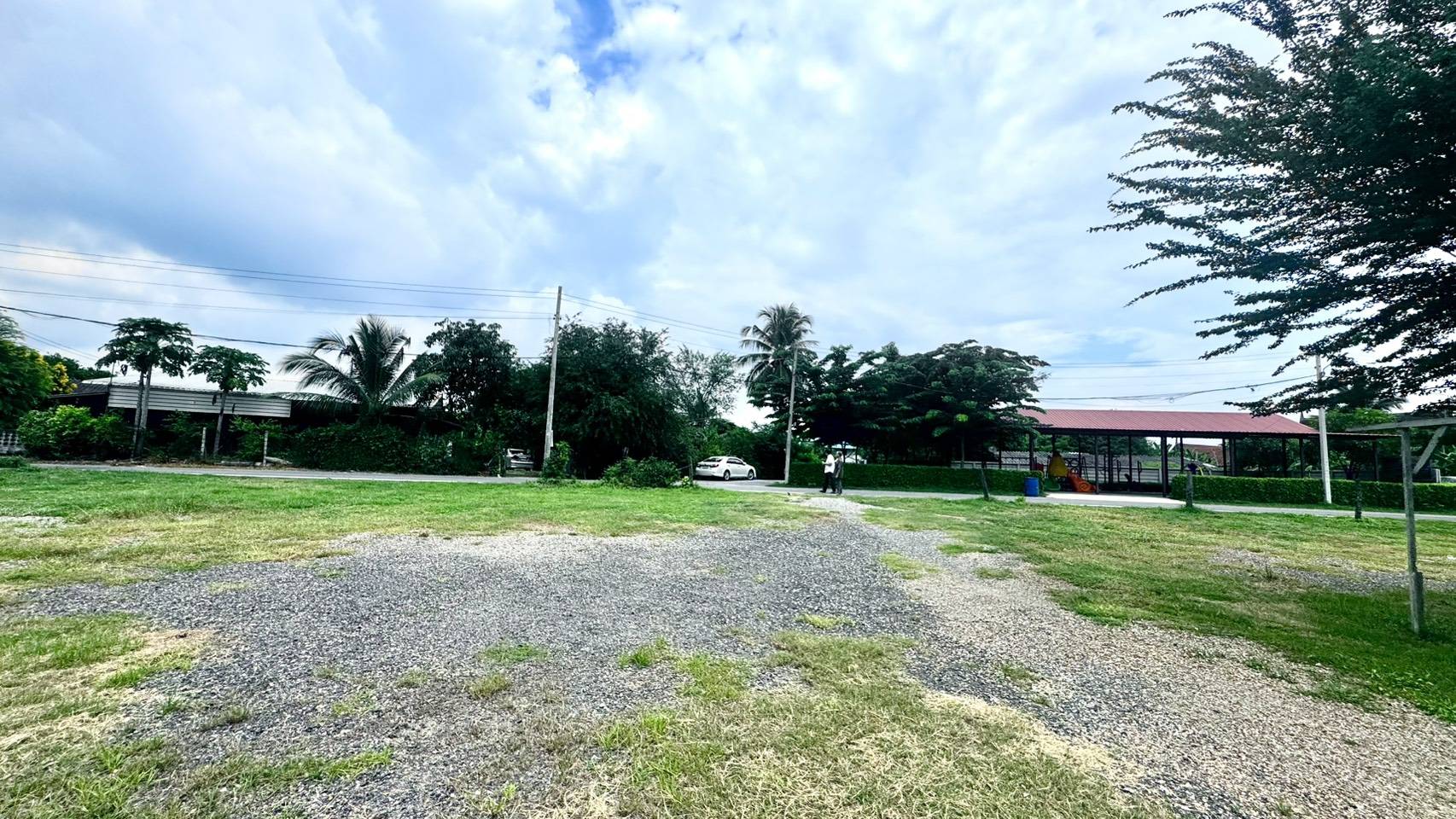 ขายที่ดิน ราชบุรี แปลงใหญ่ สำหรับสร้างหมู่บ้าน พื้นที่รวมประมาณ 4 ไร่ 3 งาน 39 ตารางวา ทำเลศักยภาพสูง 🚗 จุดเด่นของที่ดิน ✅ ติดถนน 3 ด้าน เข้า-ออกได้หลายทาง ✅ ติดคลองชลประทาน บรรยากาศร่มรื่น ลมดีตลอดปี ✅ รายล้อมด้วย ชุมชน โรงเ