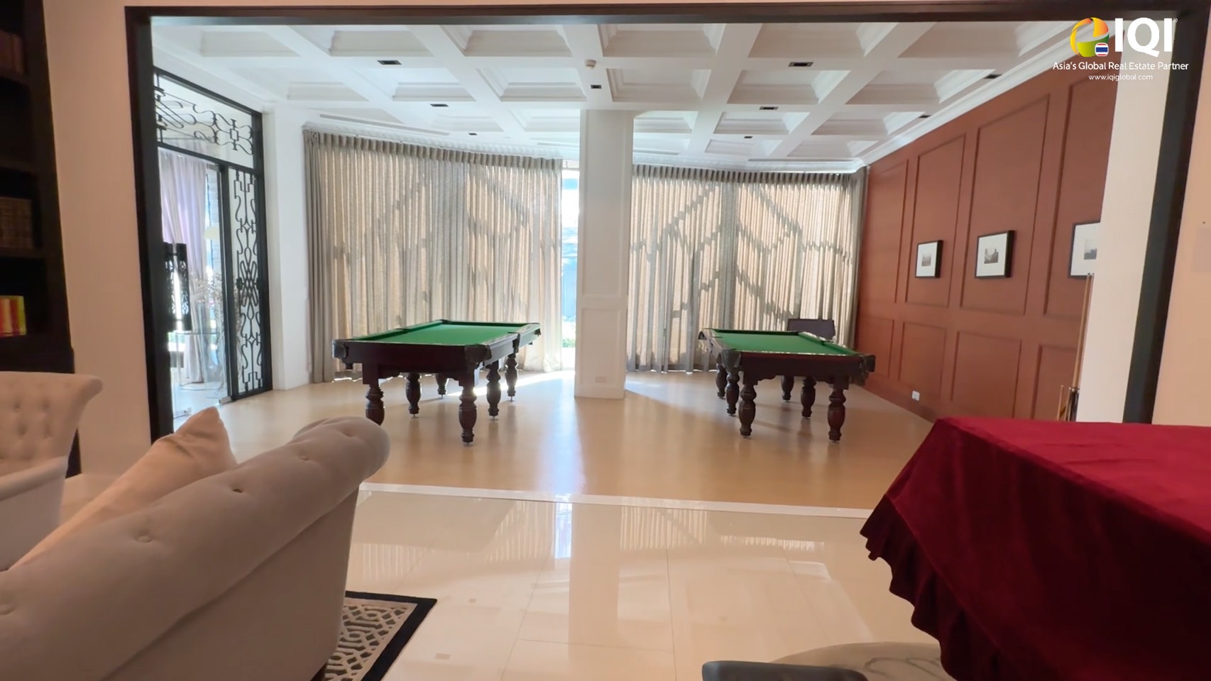 ขายด่วน! Condo Royce Private Residences คอนโดหรูใจกลางสุขุมวิท ใกล้ BTS และ MRT อโศก เพียง 950 เมตร Royce Private Residences สุขุมวิท 31 พื้นที่กว้างขวาง 176 ตร.ม. เทียบเท่าบ้านเดี่ยว บนทำเลกลาางเมือง เหมาะสำหรับครอบครัวที่ต้องการพื้นที่ใช้สอยกว้างขวาง 3