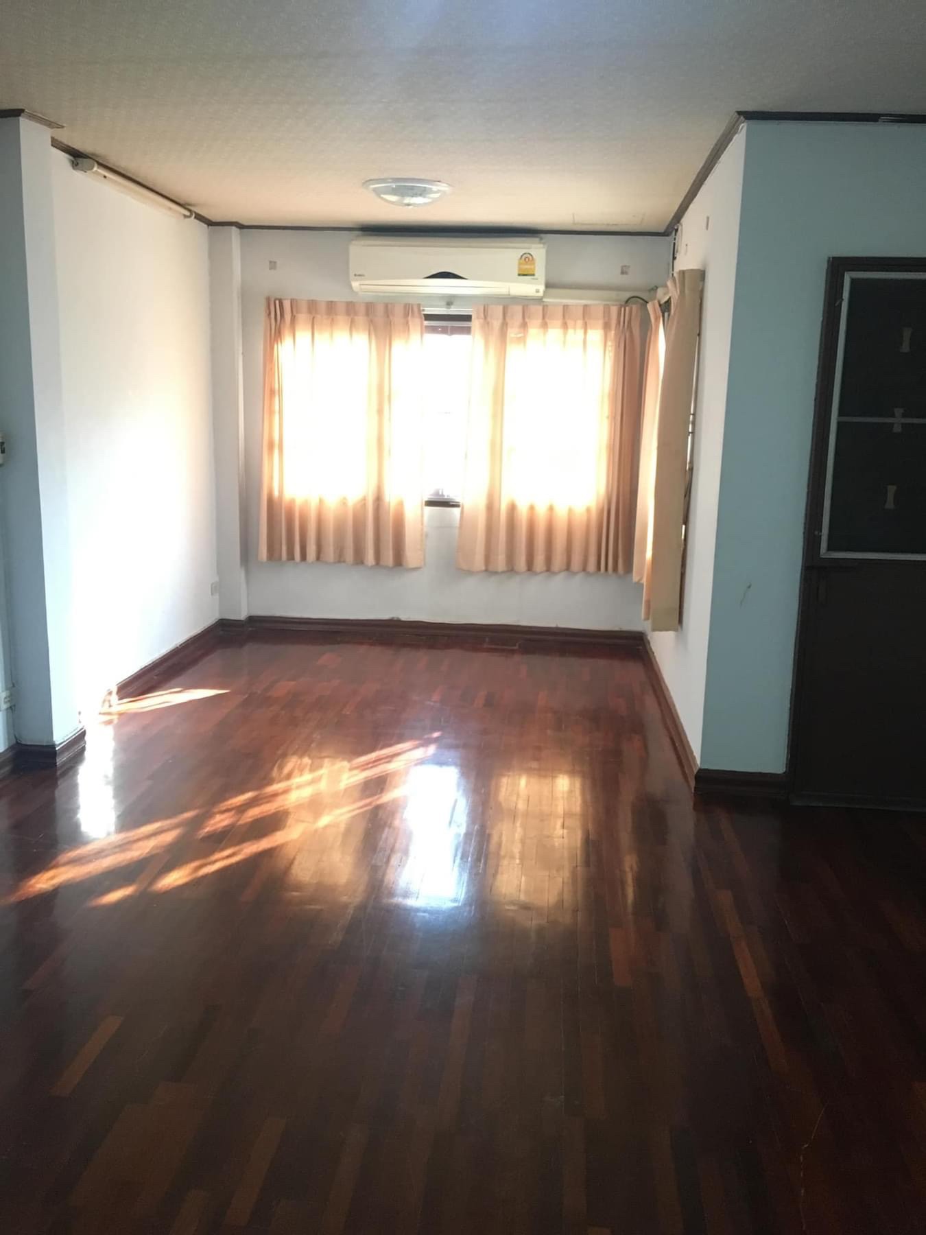 ให้เช่าทาวน์โฮม 3 ชั้น ห่างจาก MRT ลาดพร้าวเพียง 150 เมตร (N.1335)