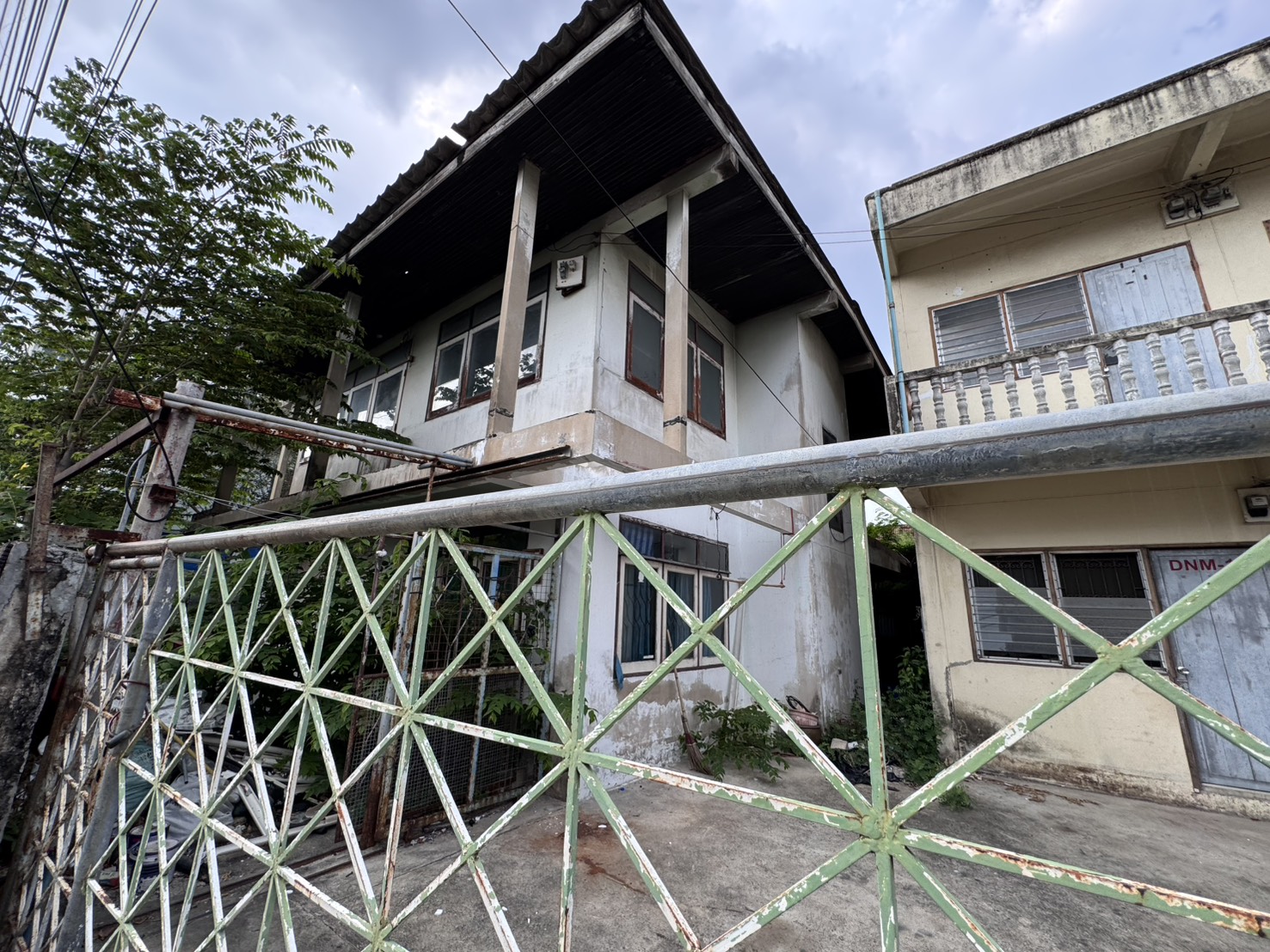 ขายบ้านเดี่ยว และหอพัก ซอยพระยาสุเรนทร์ 10 ห่างปากซอย 50 เมตร (N.1611)