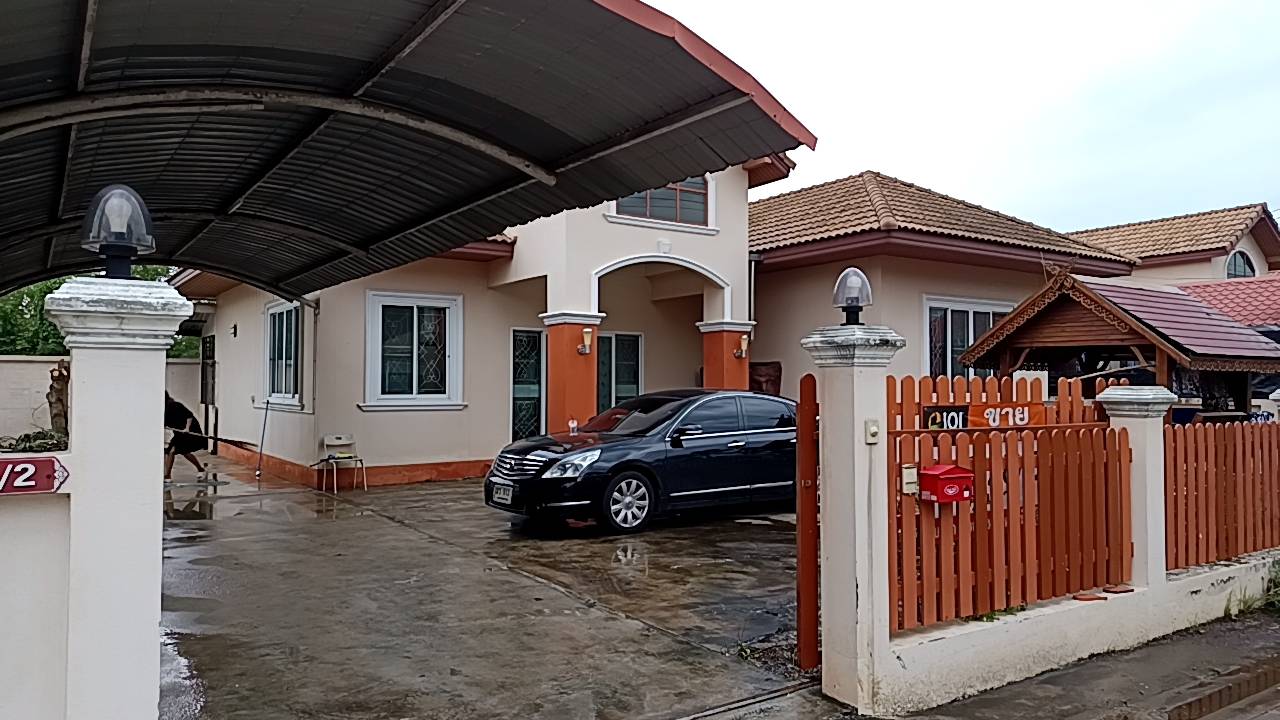 ขายบ้านเดี่ยว พฤกษาแลนด์ หนองชาก บ้านบึง ชลบุรี ราคาดีที่สุดในย่านนี้! เพียง 2.99 ล้านบาท บนพื้นที่กว้างขวางถึง 93.4 ตร.ว. ขนาด 2 ห้องนอน 2 ห้องน้ำ พร้อมห้องครัว ห้องทานข้าว และห้องรับแขก แถมเฟอร์นิเจอร์และแอร์ 2 เครื่อง จอดรถสบายๆ ได้ถึง 7 คัน! (ในบ้าน 4