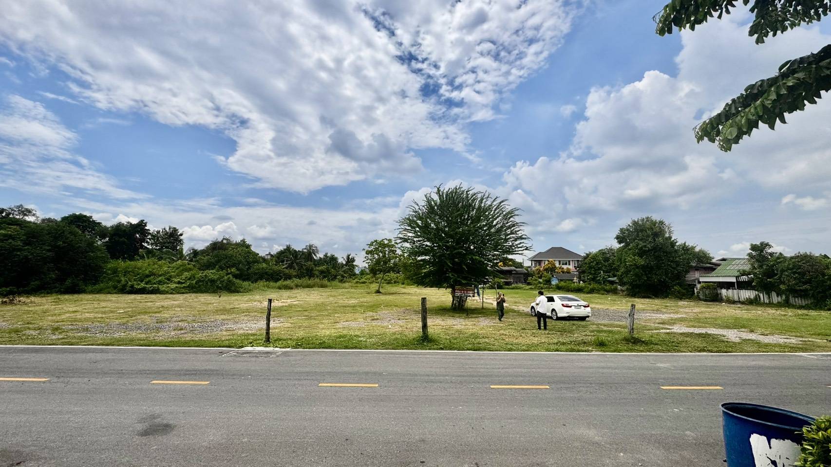 ขายที่ดิน ราชบุรี แปลงใหญ่ สำหรับสร้างหมู่บ้าน พื้นที่รวมประมาณ 4 ไร่ 3 งาน 39 ตารางวา ทำเลศักยภาพสูง 🚗 จุดเด่นของที่ดิน ✅ ติดถนน 3 ด้าน เข้า-ออกได้หลายทาง ✅ ติดคลองชลประทาน บรรยากาศร่มรื่น ลมดีตลอดปี ✅ รายล้อมด้วย ชุมชน โรงเ