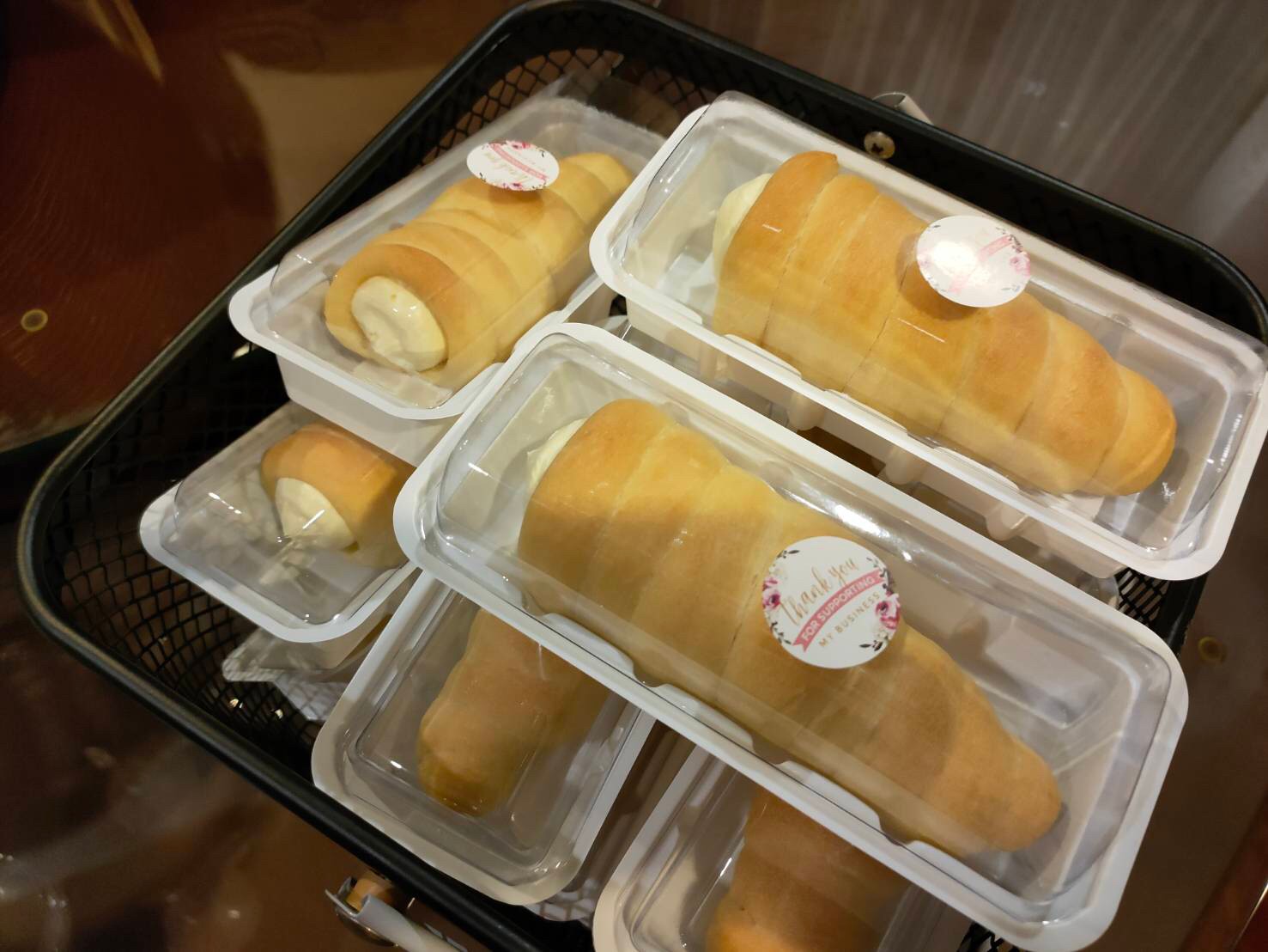 ขนมปังครีมฮอร์น ขนมปังก้นหอยนุ่มๆ สอดไส้บัตเตอร์ครีมหอมอร่อย