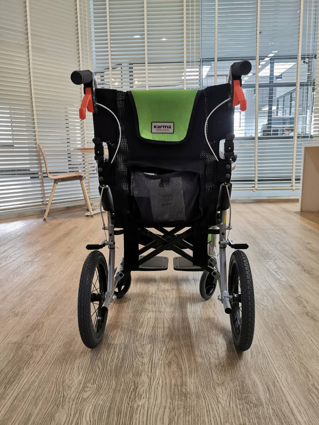 รถเข็นวีลแชร์น้ำหนักเบา อลูมินัมอัลลอยด์คาร์ม่า รุ่น Ergo Lite (WheelChair KARMA Ergo Lite) น้ำหนักเบาเพียง 8.5 กก. เบากว่าทุกรุ่นของคาร์ม่า พับได้ เหมาะสำหรับเดินทาง (รุ่นยอดนิยม)