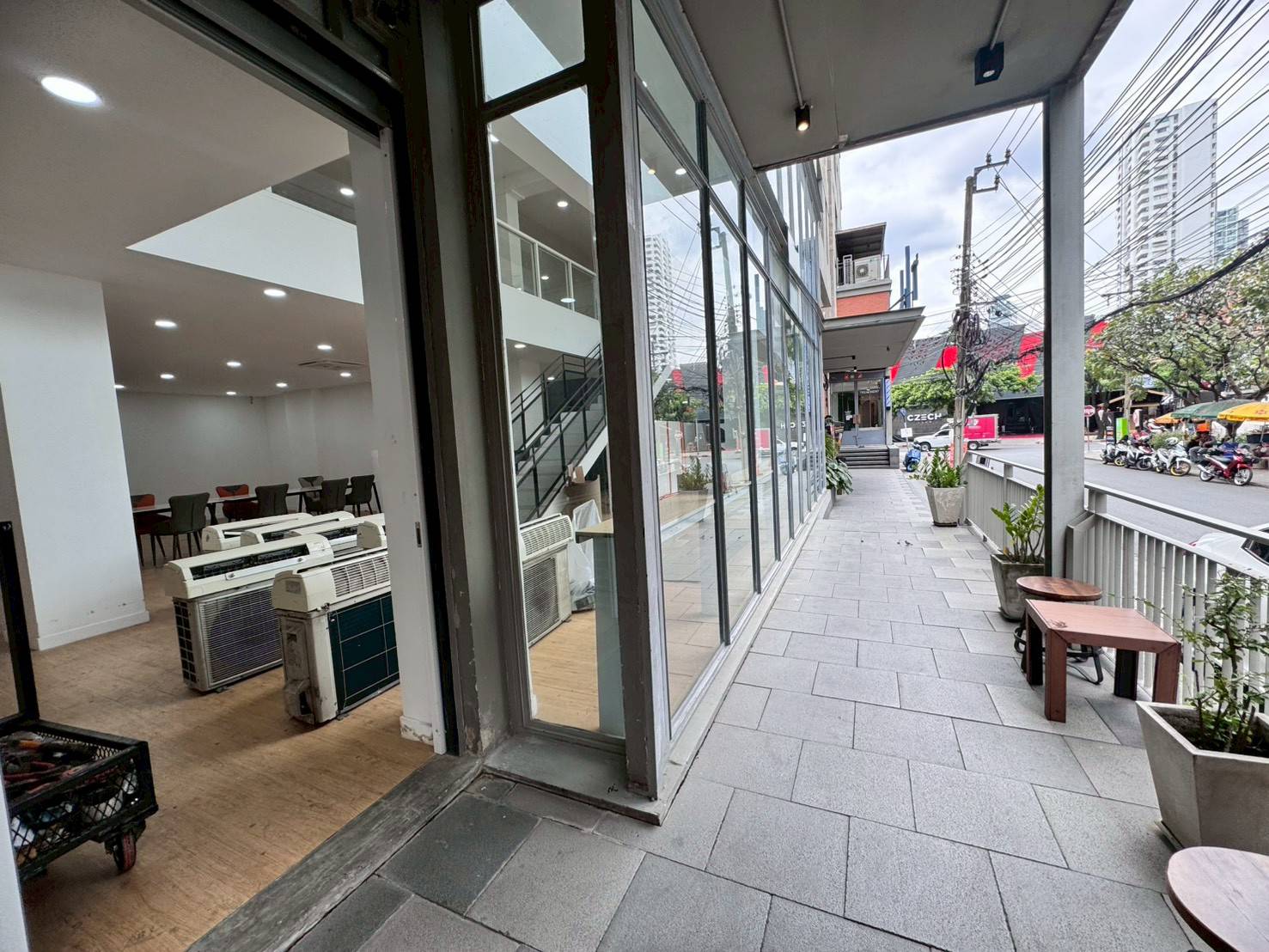 ให้เช่าพื้นที่ ชั้น 1 และชั้นลอย ทำเลเอกมัย ใกล้ BTS เอกมัย (N.1222)