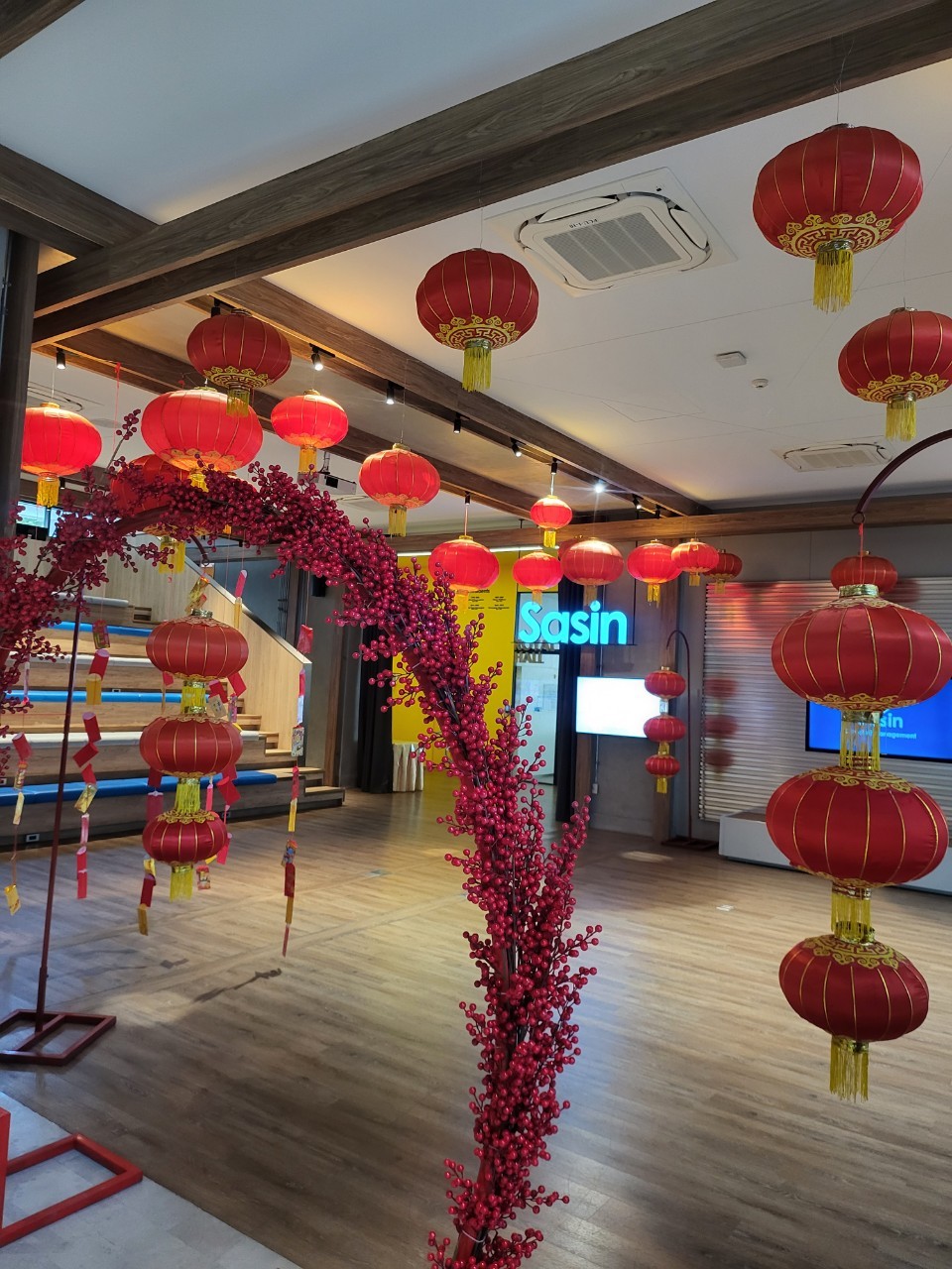 ขอขอบคุณสถานบันบัณฑิตบริหารธุรกิจศศินทร์ ที่เรียกใช้บริการจัดแต่งสถานที่จากทางร้าน www.วันคริสต์มาส.com by sarin bangkok โดยทางเจ้าภาพงานเลี้ยงให้โจทย์มาเป็นธีมตรุษจีน แขวนประดับโคมแดง เพิ่มเติมบรรยากาศสวยงามด้วยซุ้มดอกไม้สีแดง และเสาโคมไฟ พร้อมห้อยซองอั่งเปา เสริมกิจกรรมสนุกสนาน เพลิดเพลิน ภายในงานเลี้ยง สนใจสอบถามรายละเอียดเพิ่มเติมได้ที่ 0948945557 ฝ่ายบริการ