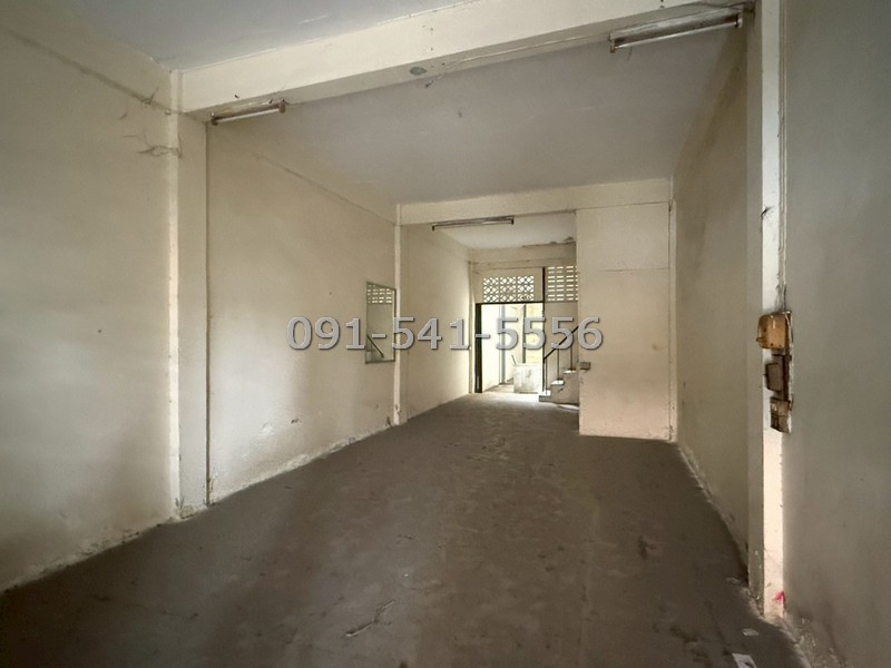 ขายตึกแถว 3 ชั้น เนื้อที่ 21.5 ตร.ว ริมถนน ซ.นนทบุรี46 ถ.สนามบินน้ำ ห้องโถงขนาดใหญ่ทั้งด้านหน้าและด้านหลังทุกชั้น