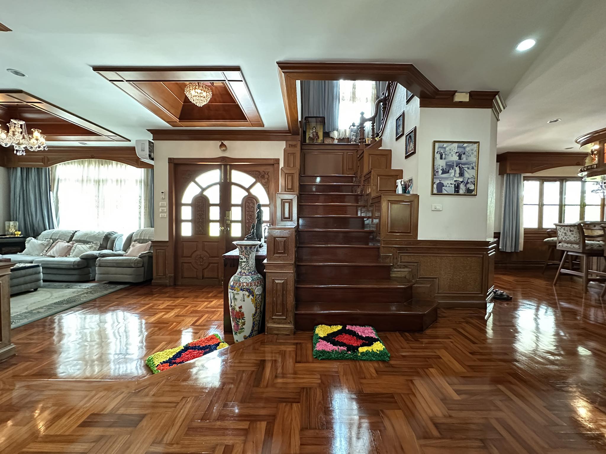 บ้านเดี่ยว ลดาวัลย์ ลากูน รังสิต ปทุมธาณี : Baan Ladawan Lakoon Rangsit คฤหาสน์เศรษฐี รอบล้อมด้วยเลคลากูน บ้านสวยพร้อมอยู่ บิวอินด้วยงานไม้สักทั้งหลัง พื้นที่ใช้สอยกว้างขวาง ตัวบ้านหันหน้าไปทางทิศใต้ ถนนกว้าง หลังบ้านวิวธรรมชาติร่มรื่นเงียบสงบ มีความเป็นส