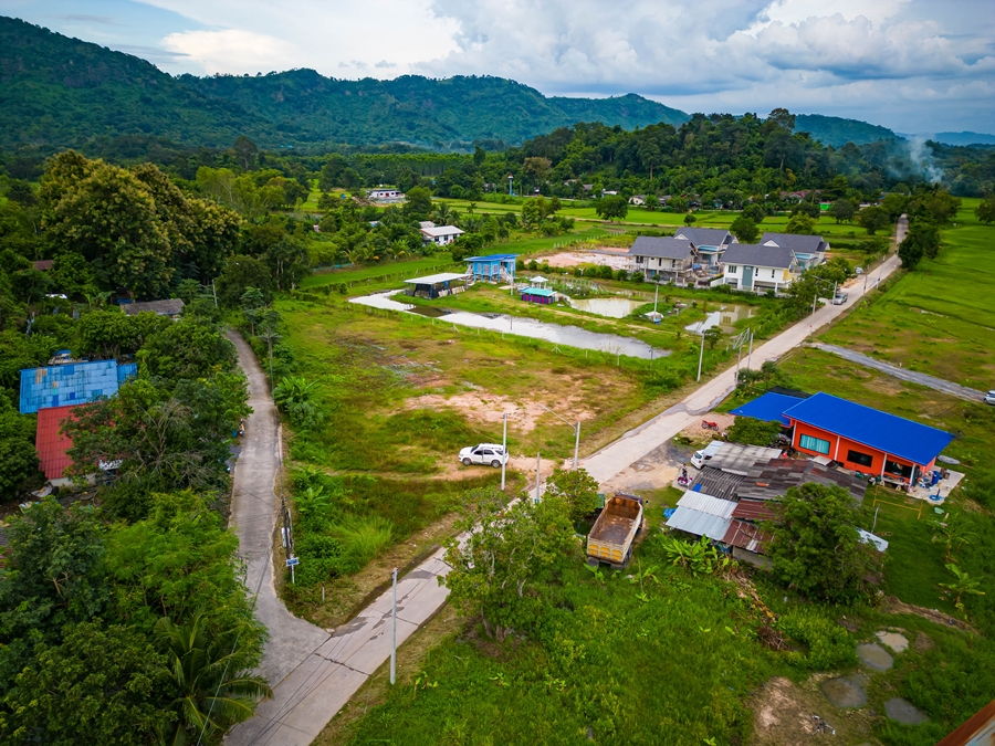 ที่ดินนครนายก ที่ดินวิวเขา อยู่ใกล้ชุมชน เหมาะกับทำการค้าขาย ทำธุรกิจ