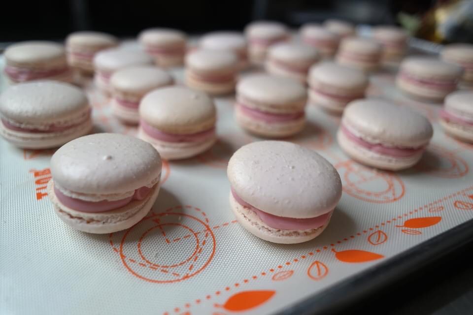 มาการองสอดไส้ครีมราสเบอร์รี่ และครีมชอคโกแลต (เลือกได้ค่ะ)