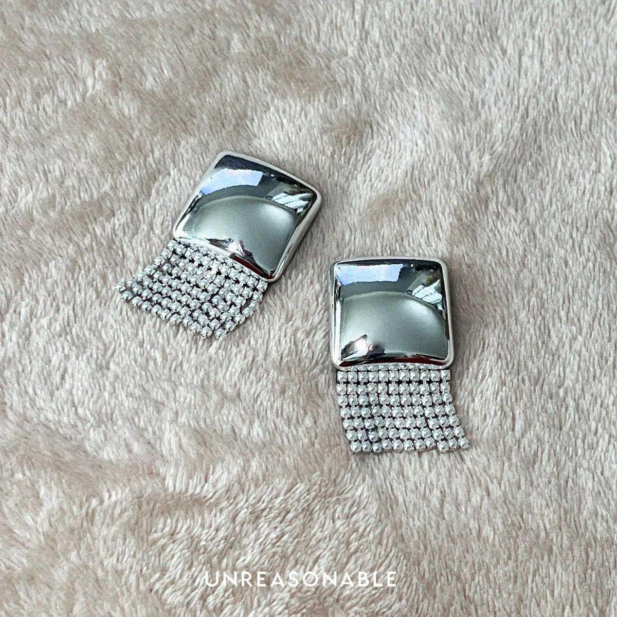 ต่างหูสีเงินแต่งด้วย Pearl Chain ต่างหูคลิป ต่างหูก้านเงินแท้ UA0969-02 Unreasonable Accessories