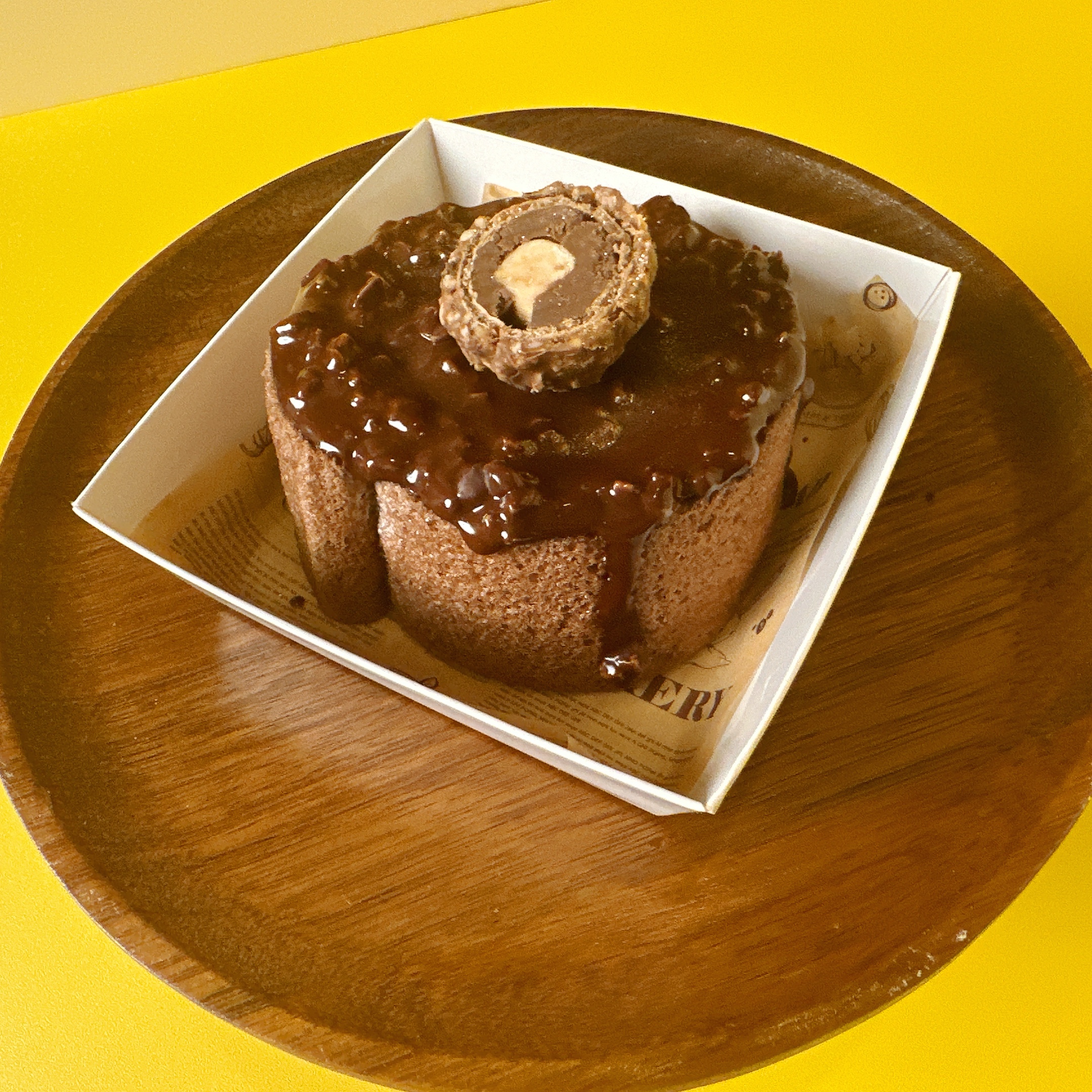 เค้กโรลชอคโกแลตราดด้วยซอสชอคโกแลตถั่วอัลมอนด์ตกแต่งด้วยเฟอเรโร่ เค้กนุ่มมาก อร่อยลงตัวมากๆ