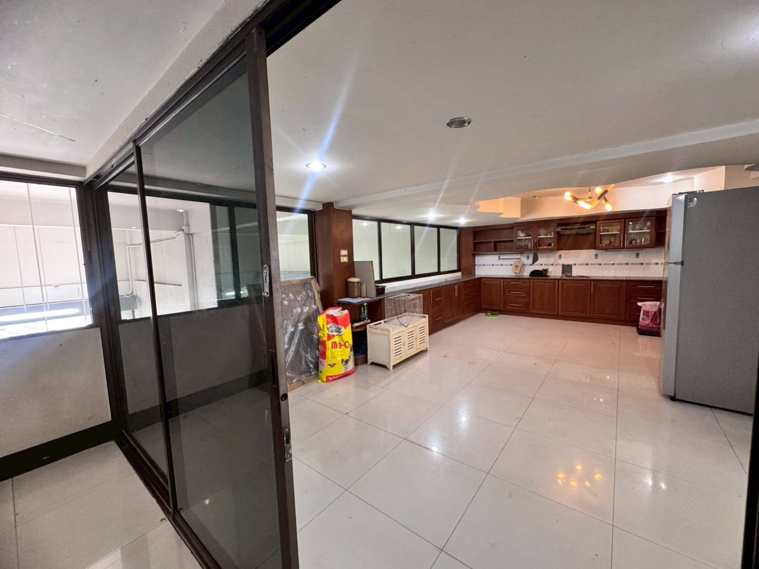 ให้เช่าอาคารพาณิชย์หลังมุม 2 คูหา 4 ชั้น ถนนอุดมสุข ทำเลดี (N.1865)