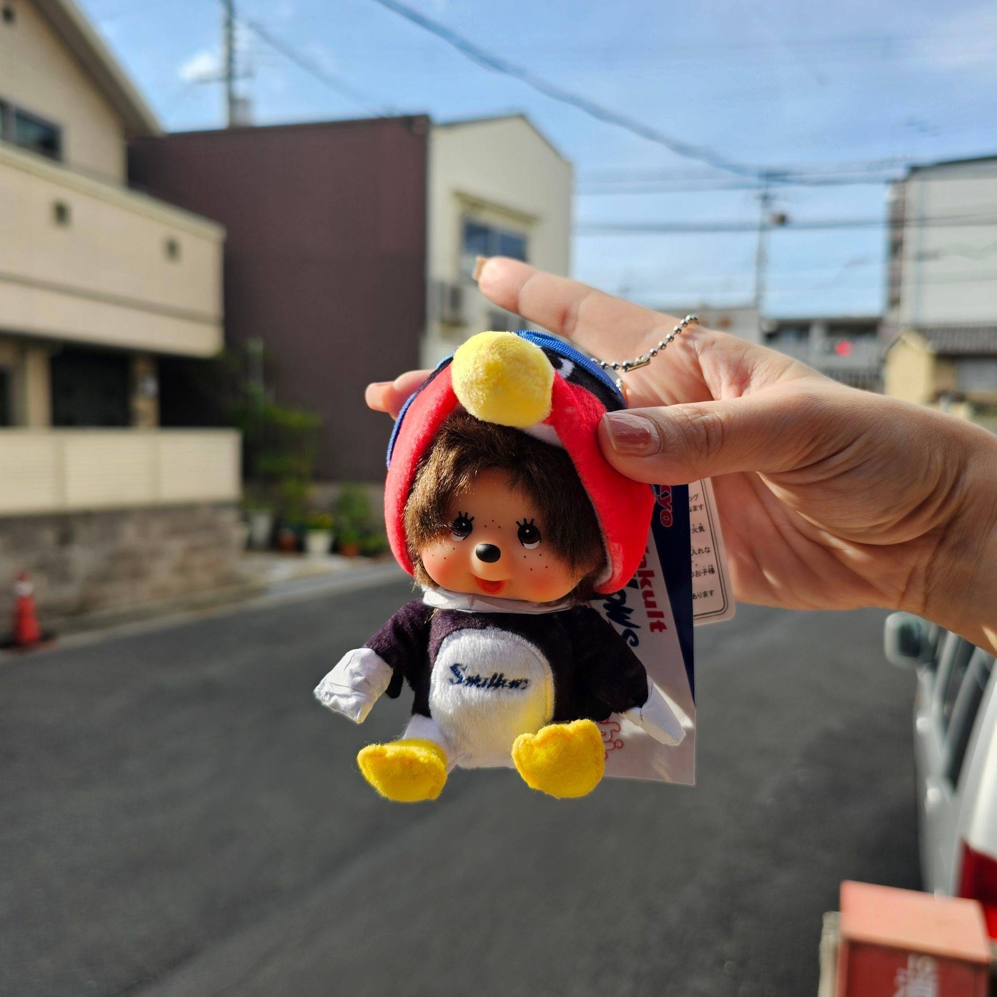 พวงกุญแจ monchhichi × yakult swallow ขนาด H11×W9×D8 cm