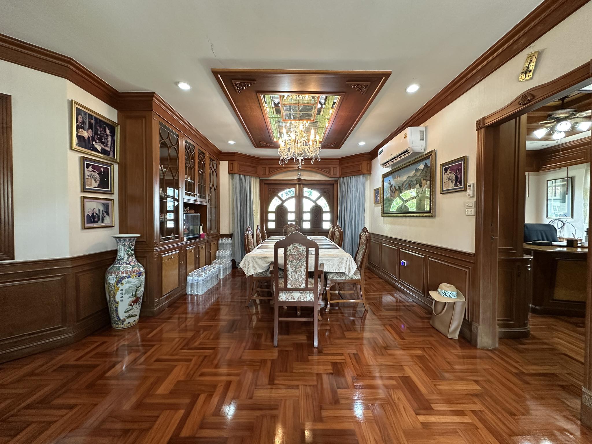 บ้านเดี่ยว ลดาวัลย์ ลากูน รังสิต ปทุมธาณี : Baan Ladawan Lakoon Rangsit คฤหาสน์เศรษฐี รอบล้อมด้วยเลคลากูน บ้านสวยพร้อมอยู่ บิวอินด้วยงานไม้สักทั้งหลัง พื้นที่ใช้สอยกว้างขวาง ตัวบ้านหันหน้าไปทางทิศใต้ ถนนกว้าง หลังบ้านวิวธรรมชาติร่มรื่นเงียบสงบ มีความเป็นส