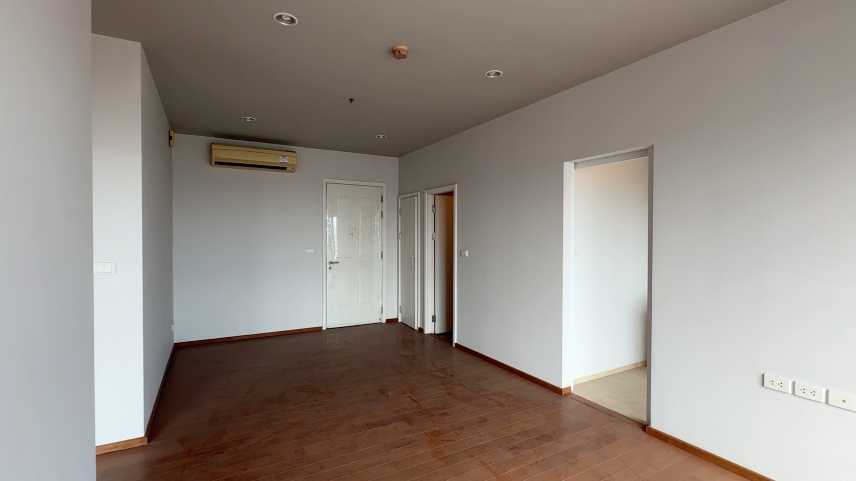 ขาย Hive Sathorn (ไฮฬ์ สาทร คอนโด) ชั้น 23 ขนาดห้อง 70 ตร.ม. บนทำเลติด BTS สถานีกรุงธนบุรี ซึ่งปัจจุบันเป็นจุดเปลี่ยนรถไฟฟ้าสายสีทอง