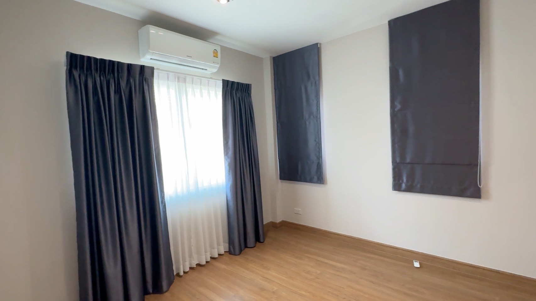 ขาย บ้านเดี่ยว 2 ชั้น พื้นที่ 55.8 ตร.ว. Centro bangna Wongwaen (หมู่บ้านเซนโทร บางนา-วงแหวน) ทำเลศักยภาพ: ตั้งอยู่ในซอยเฉลิมพระเกียรติ 30 เชื่อมต่อถนนศรีนครินทร์ บางนา และวงแหวนกาญจนาฯ ใกล้ทางด่วนบูรพาวิถี สะดวกในการเดินทางทั้งเข้าเมืองและออกนอกเมือง