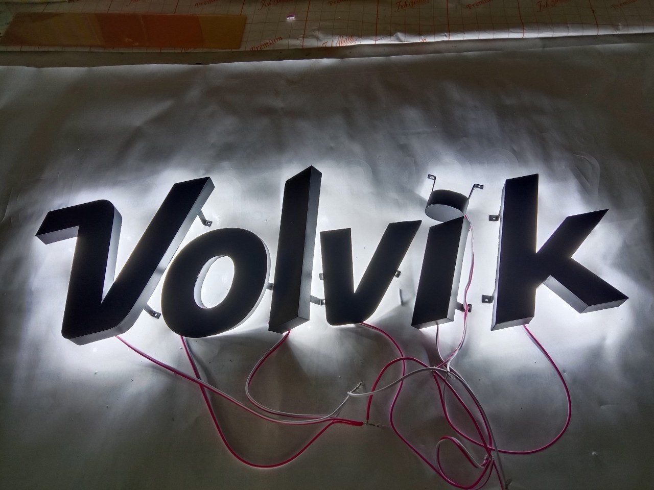 อักษรไฟออกหลัง Volvik